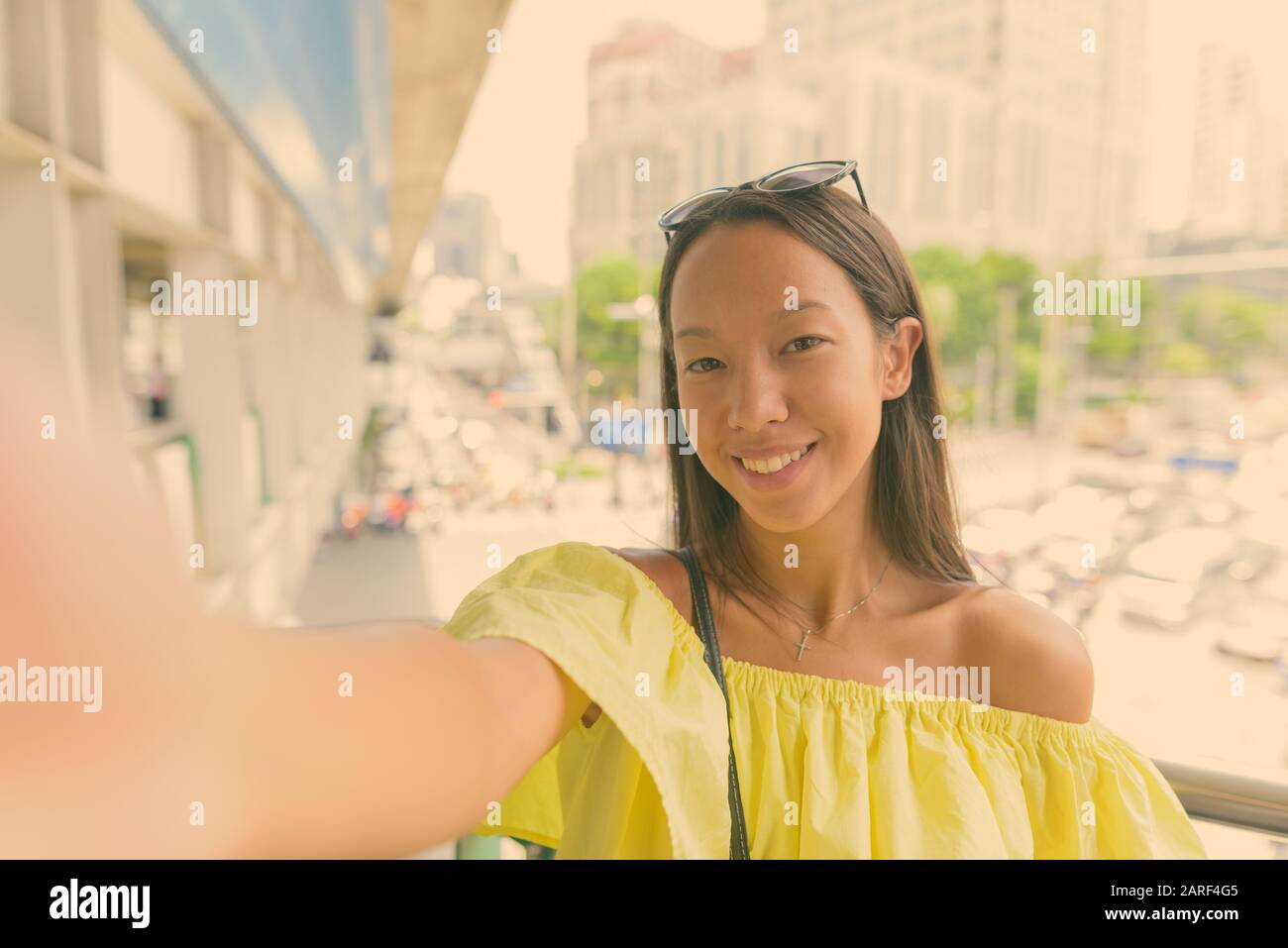 Junge, schöne Touristenfrau, die die Stadt erkundet Stockfoto