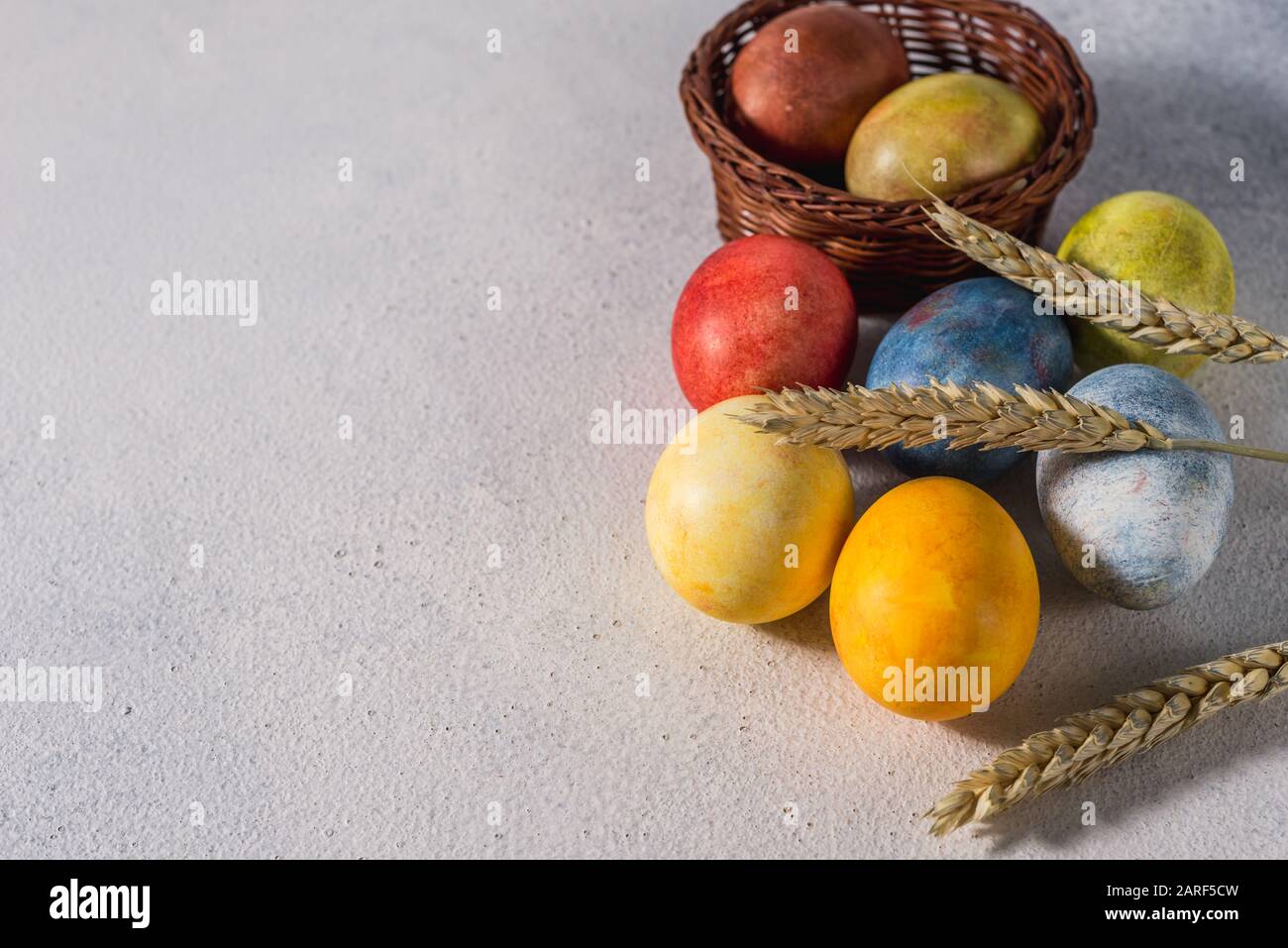 Mehrfarbige Ostereier. Ostern. Ostereier auf hellem Hintergrund Osterhintergrund. Ostersymbol Ostergrüße Christus Ist Auferstandener Copyspace Stockfoto