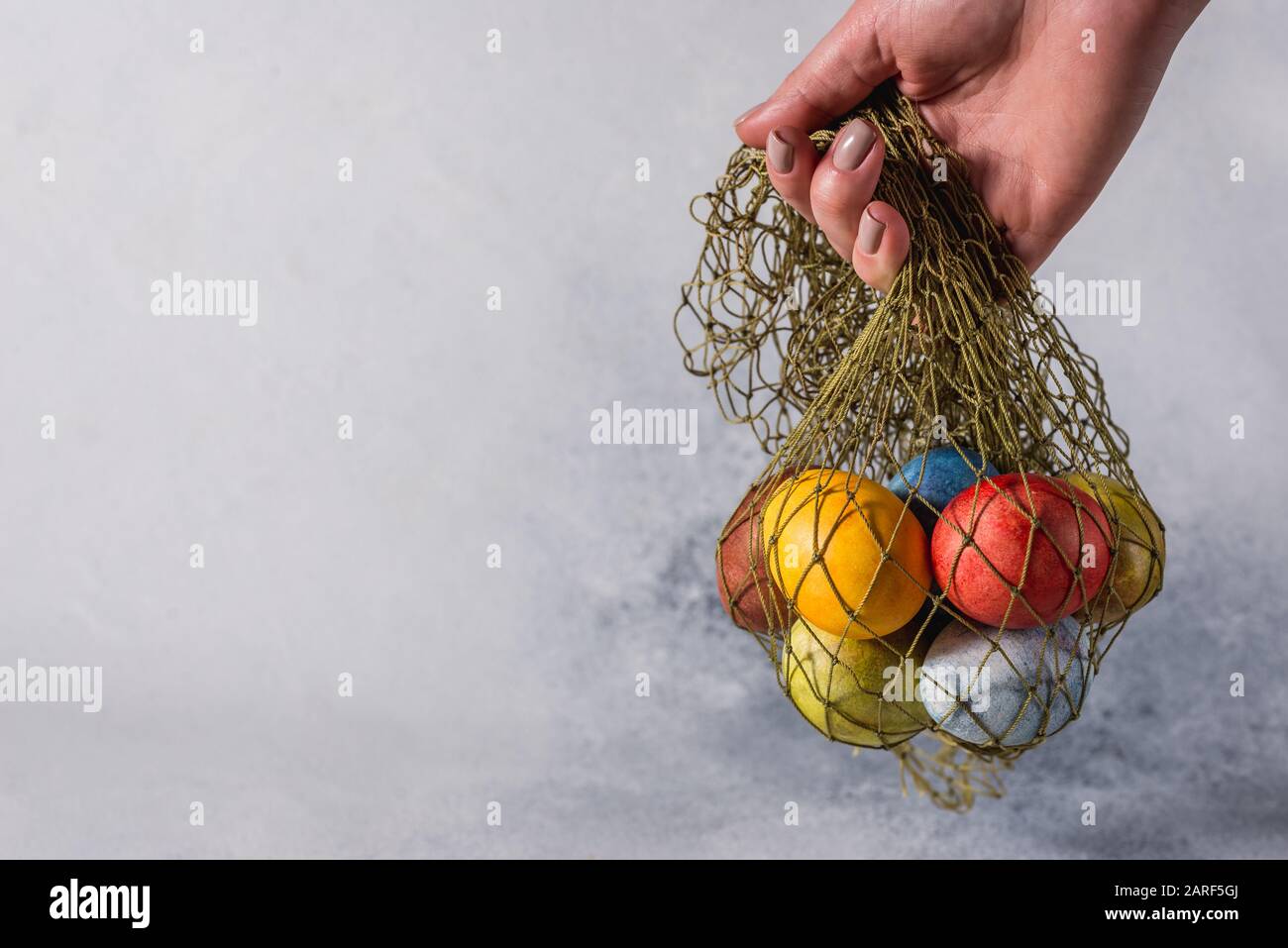 Mehrfarbige Ostereier. Ostern. Ostereier auf hellem Hintergrund Osterhintergrund. Ostersymbol Ostergrüße Christus Ist Auferstandener Copyspace Stockfoto