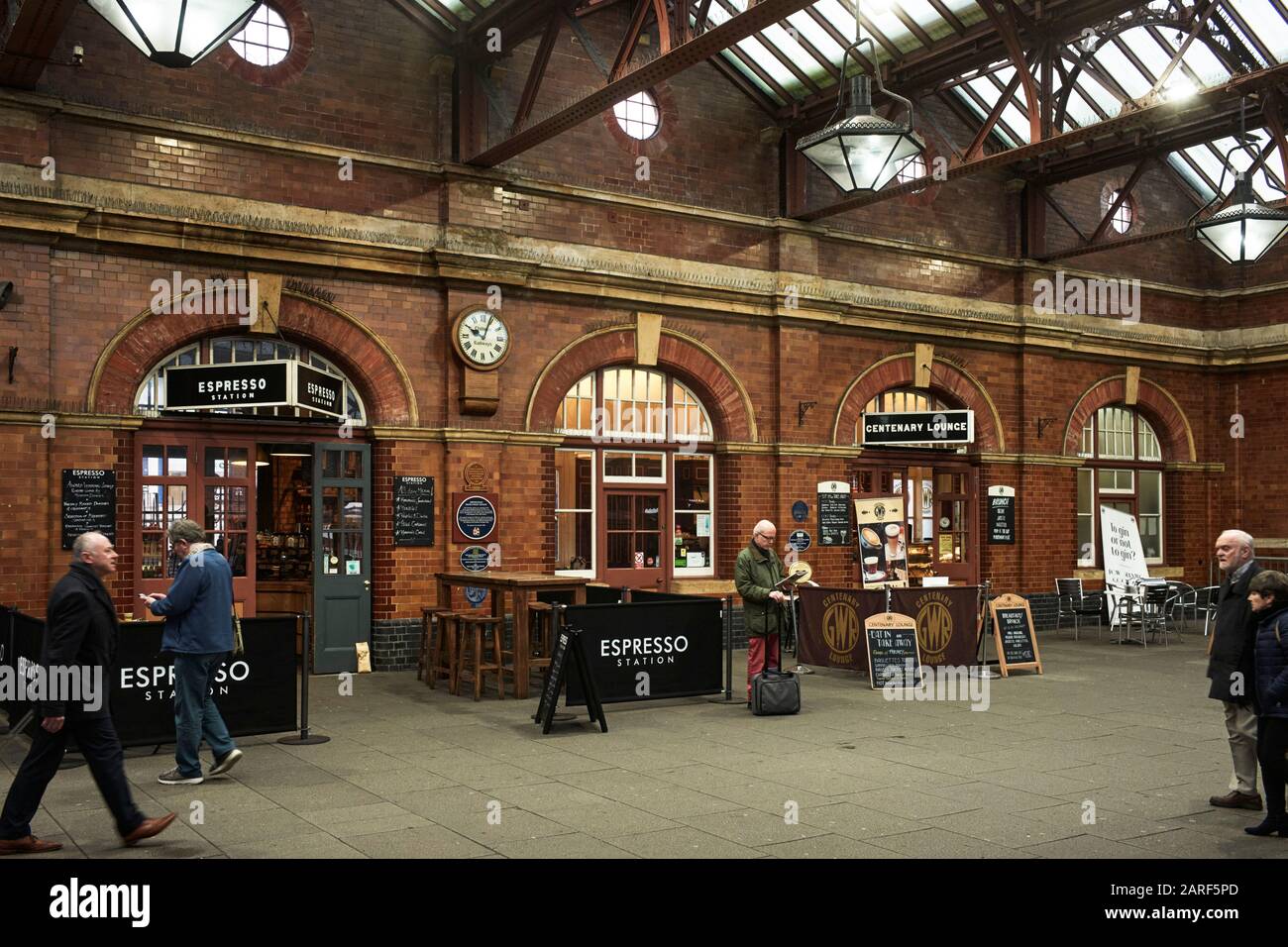 Bahnhof Birmingham Moor Street im Inneren des Hauptkonkurses Stockfoto