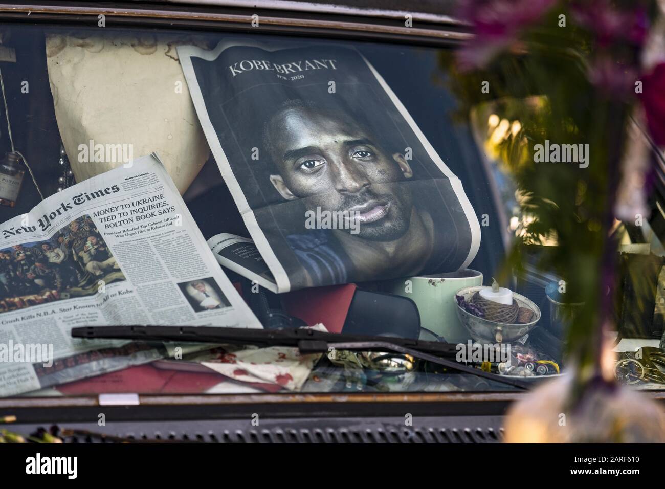 Los Angeles, Kalifornien, USA. März 2019. Ein Porträt von Kobe Bryant in einem Auto bei einer Gedenkfeier in Los Angeles, Kalifornien.Kobe Bryant und seine Tochter Gianna und 7 weitere Menschen starben bei einem Hubschrauberabsturz. Kredit: Ronen Tivony/SOPA Images/ZUMA Wire/Alamy Live News Stockfoto