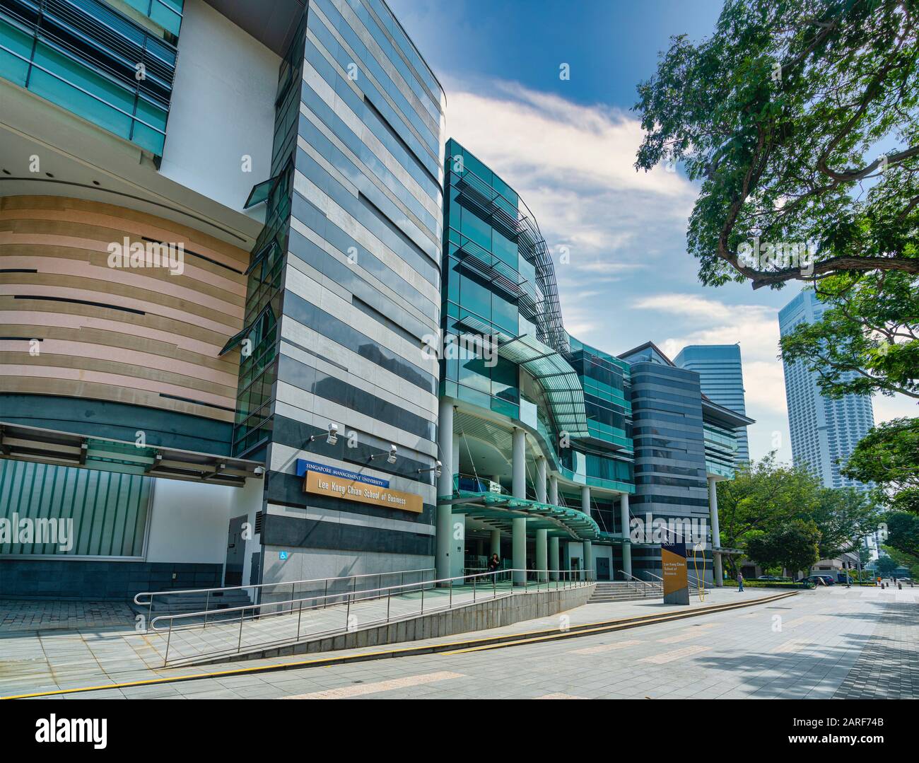 Singapur. Januar 2020. Die Außenansicht des Lee Kong Chian School of Business Building. Stockfoto