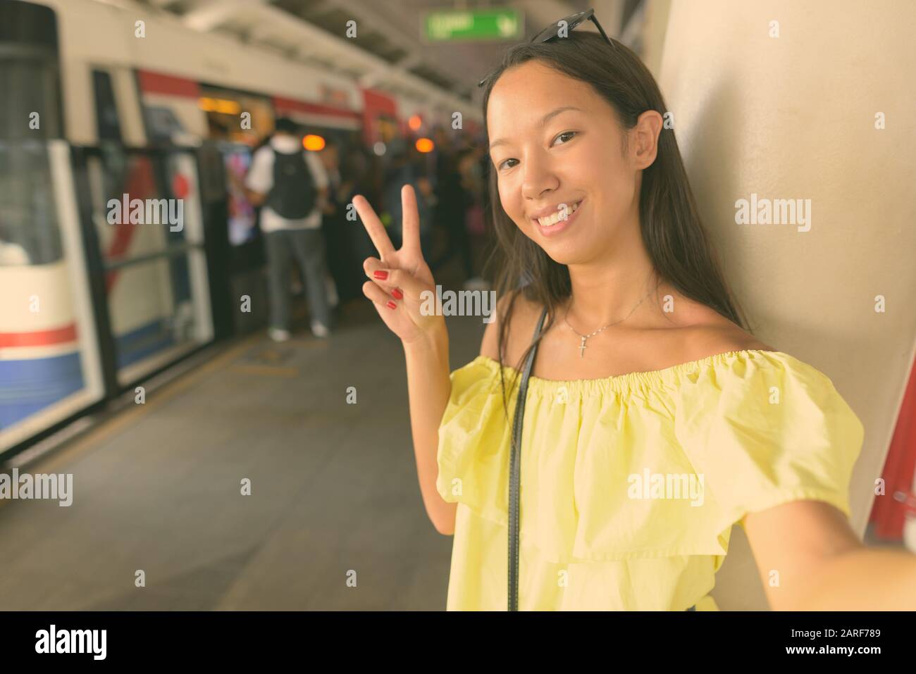 Junge, schöne Touristenfrau, die die Stadt erkundet Stockfoto