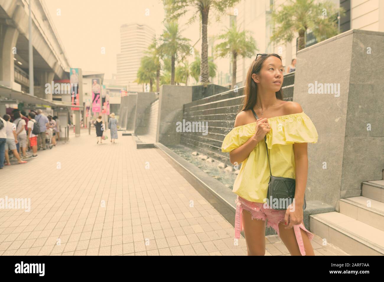 Junge, schöne Touristenfrau, die die Stadt erkundet Stockfoto