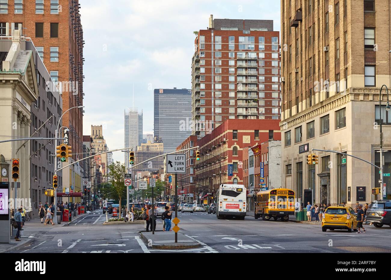 New York, USA - 28. Juni 2018: Geschäftige Eighth Avenue, große Nord-Süd-Allee auf der Westseite Manhattans bei Sonnenuntergang. Stockfoto