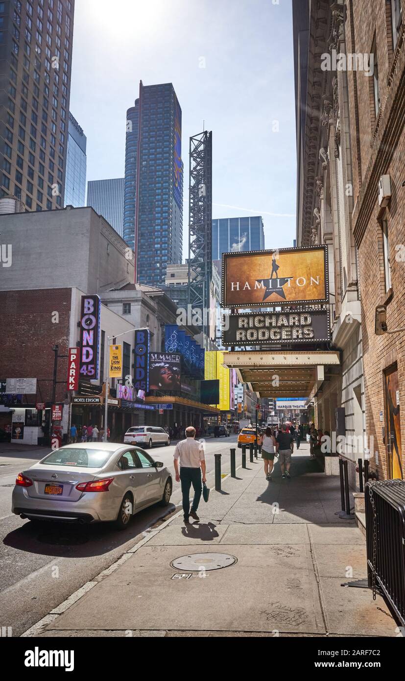 New York, USA - 28. Juni 2018: Belebte West 46th Street mit Rodgers Theatre und Hamilton Musical Marquee an einem sonnigen Tag. Stockfoto
