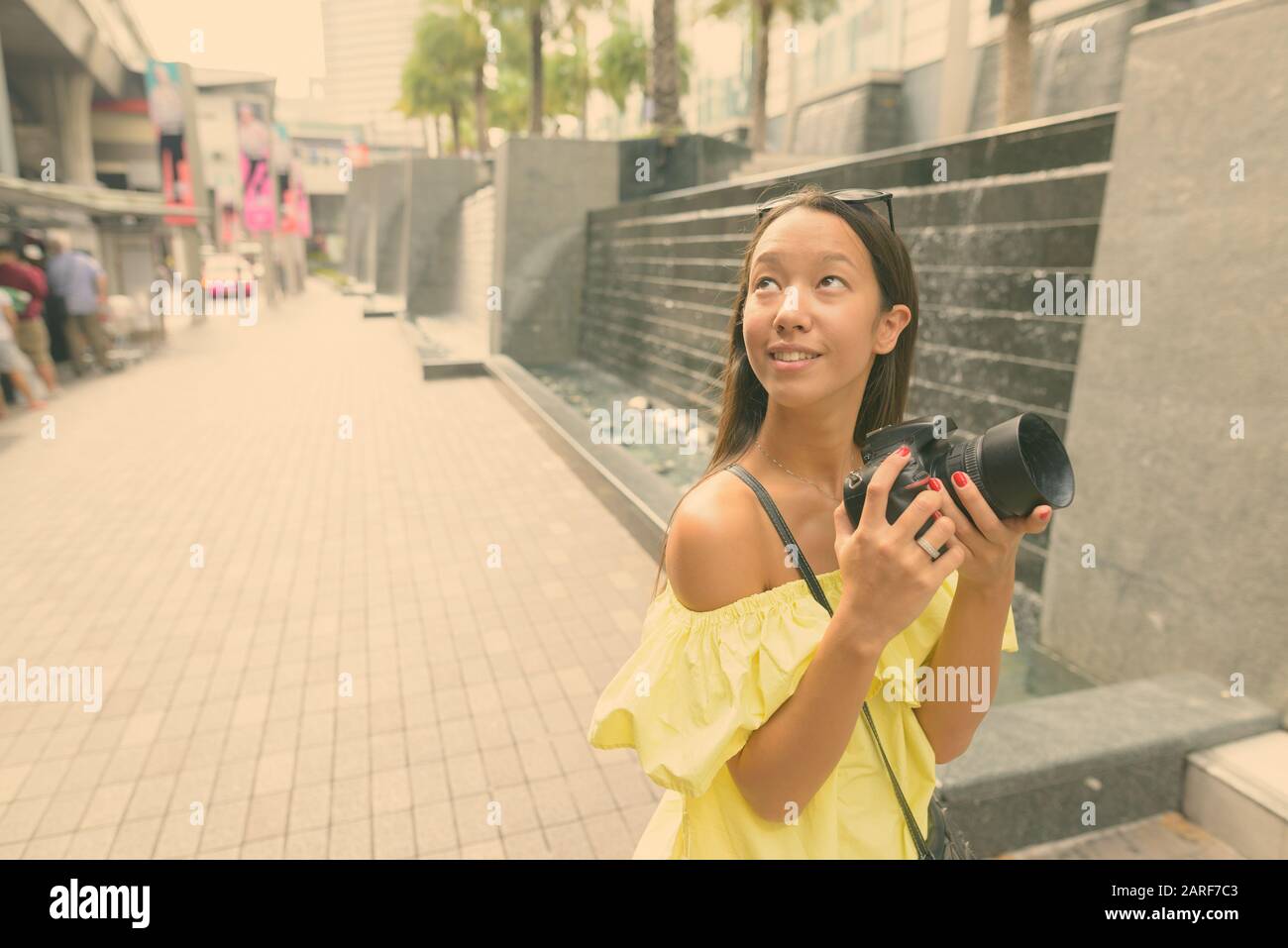 Junge, schöne Touristenfrau, die die Stadt erkundet Stockfoto