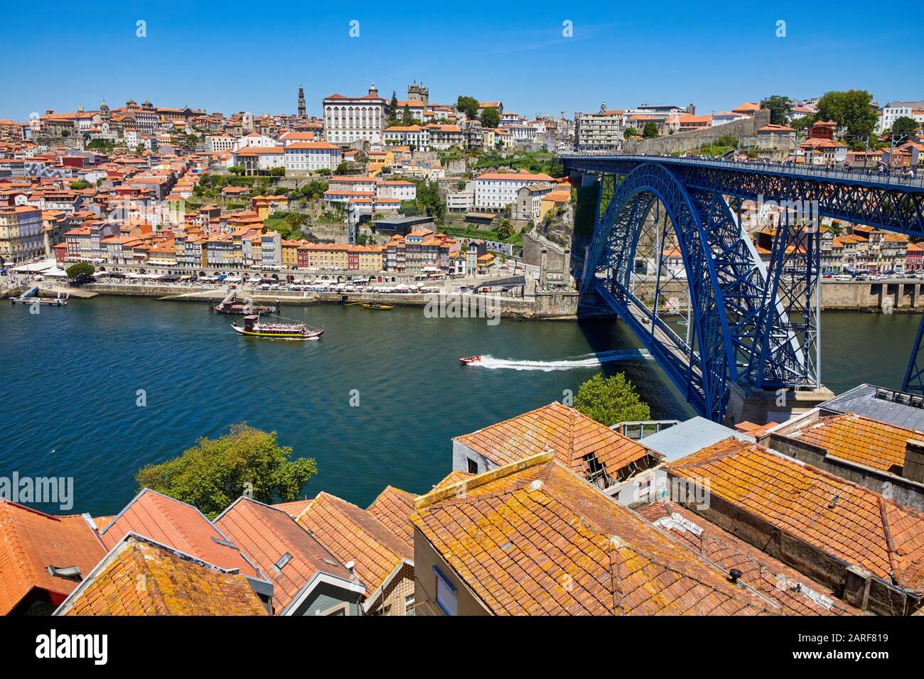 Touristenboot, Fluss Rio Douro, Brücke Ponte Dom Luis I, Porto, Portugal Stockfoto
