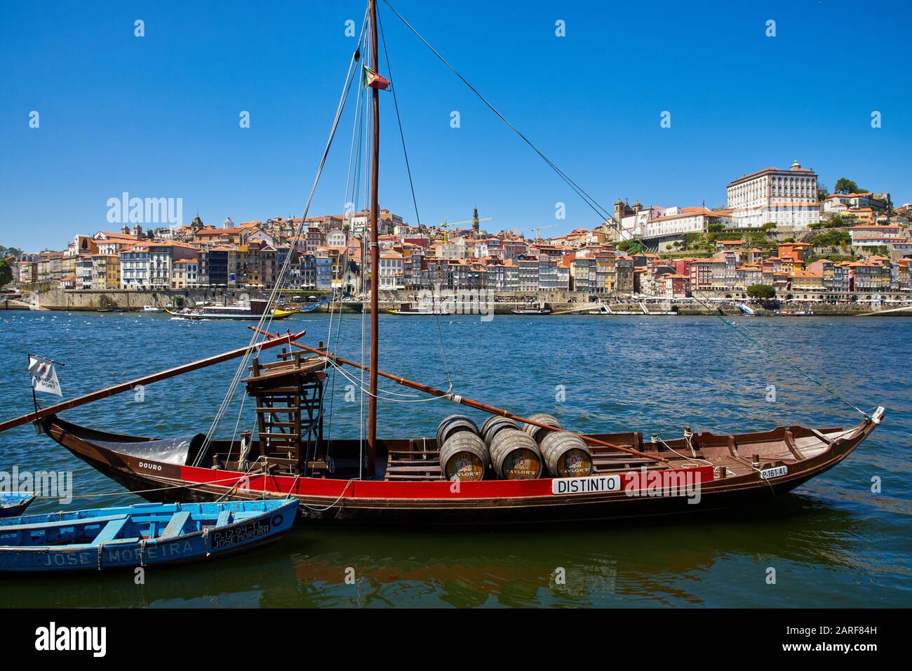 Traditionelle portugiesische Holzfrachtboote, die Portwein, den Fluss Rio Douro, Vila Nova de Gaia, Porto, Portugal transportieren Stockfoto