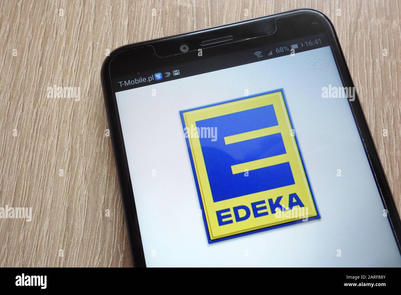 Das Edeka-Logo wird auf einem modernen Smartphone angezeigt Stockfoto