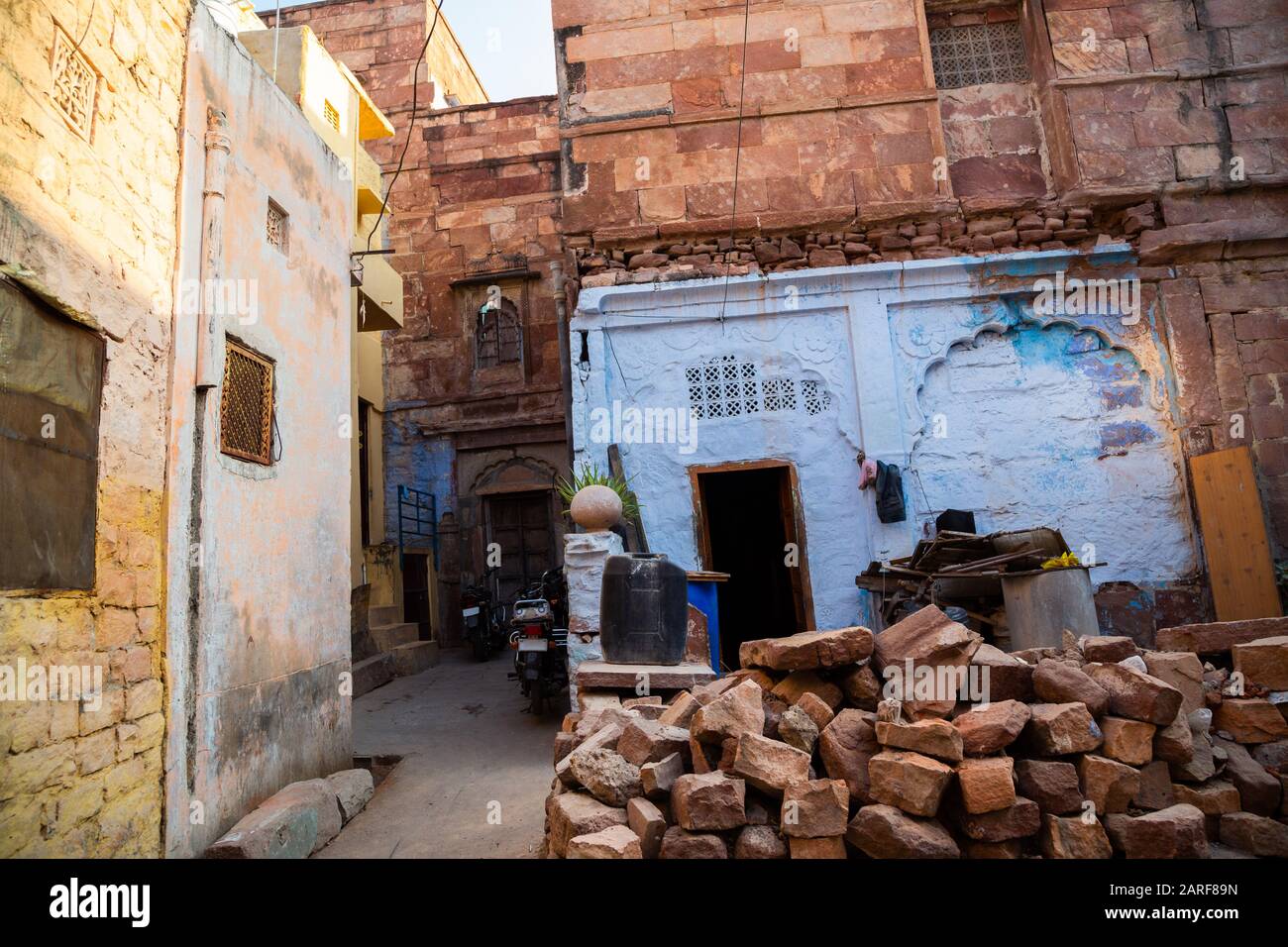 Altes Haus und Gasse in Jodhpur, Indien Stockfoto