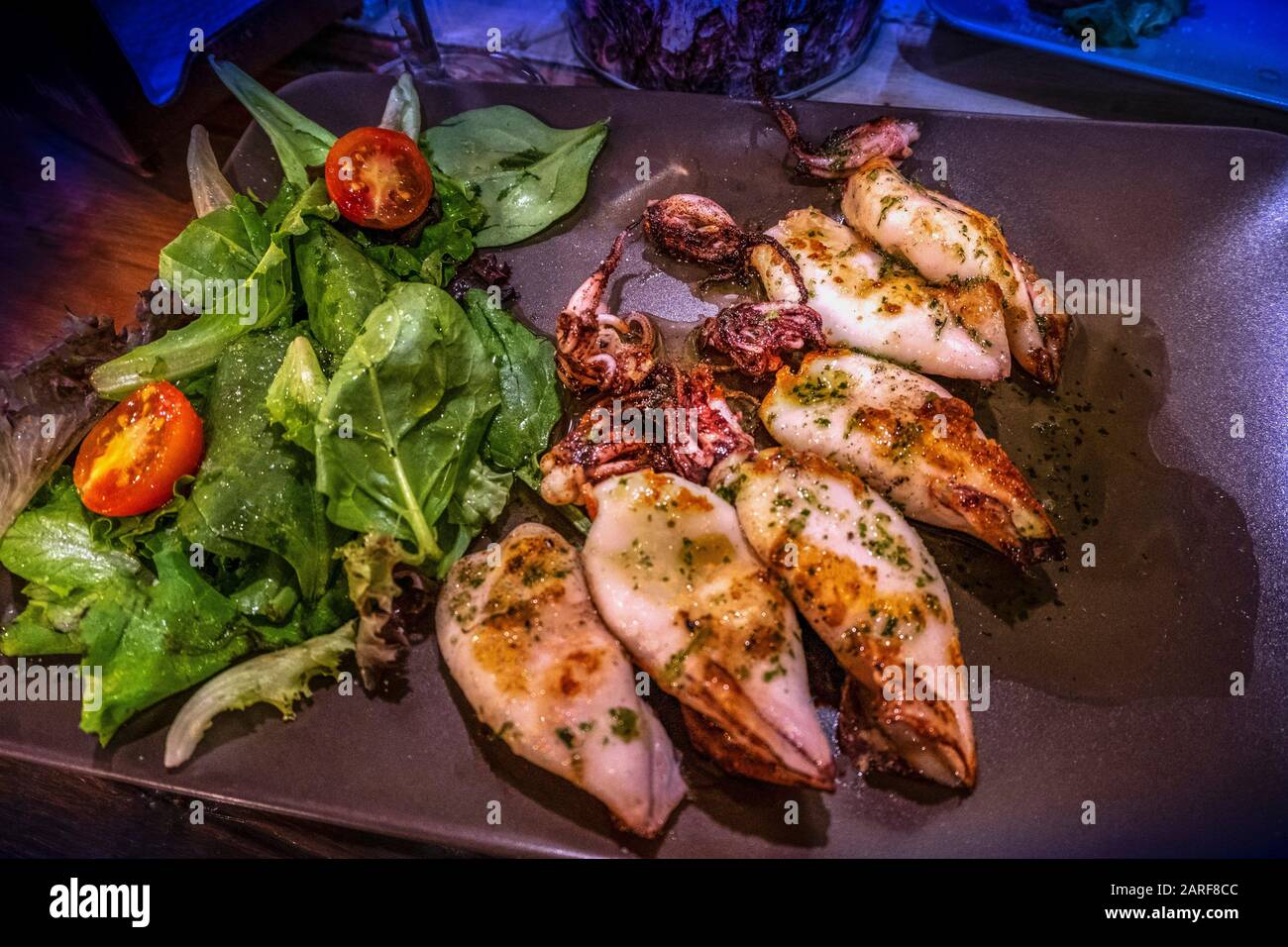 Spanien, Essen, "Chipirones a la plancha" (gegrillte kleine Tintenfische) Stockfoto