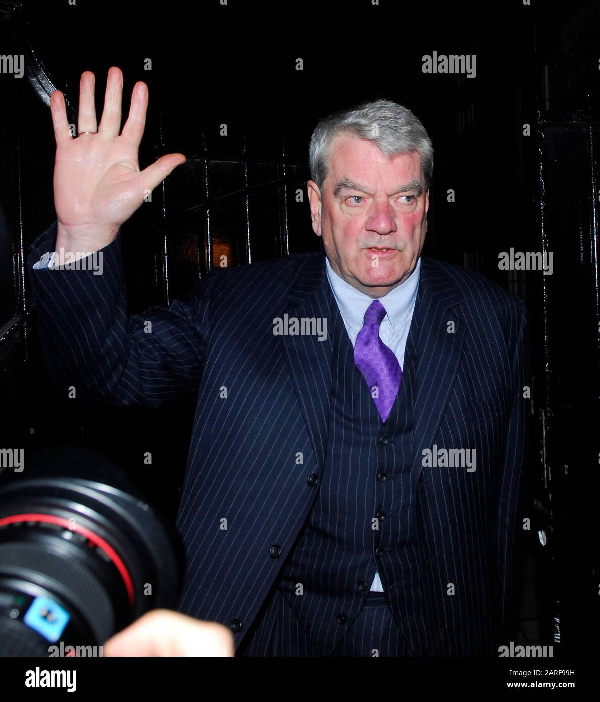 Der umstrittene Historiker David Irving und der BNP-Führer Nick Griffin kommen an Demonstranten vorbei, während er als Gastredner die Sitzung der Oxford Union Debating Society im Jahr 2007 besucht. Stockfoto