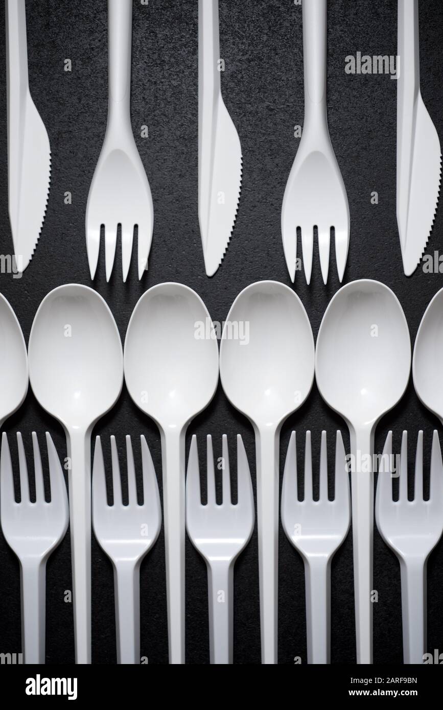 Einwegflaschen aus Plastik Besteck auf einer schwarzen Tisch. Stockfoto
