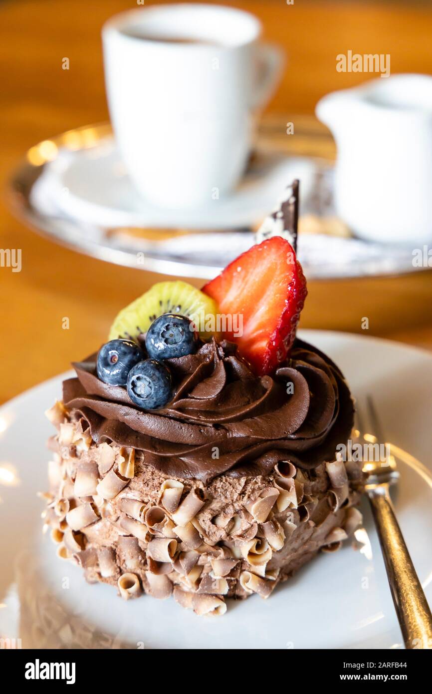 Rote und dunkle farben -Fotos und -Bildmaterial in hoher Auflösung – Alamy