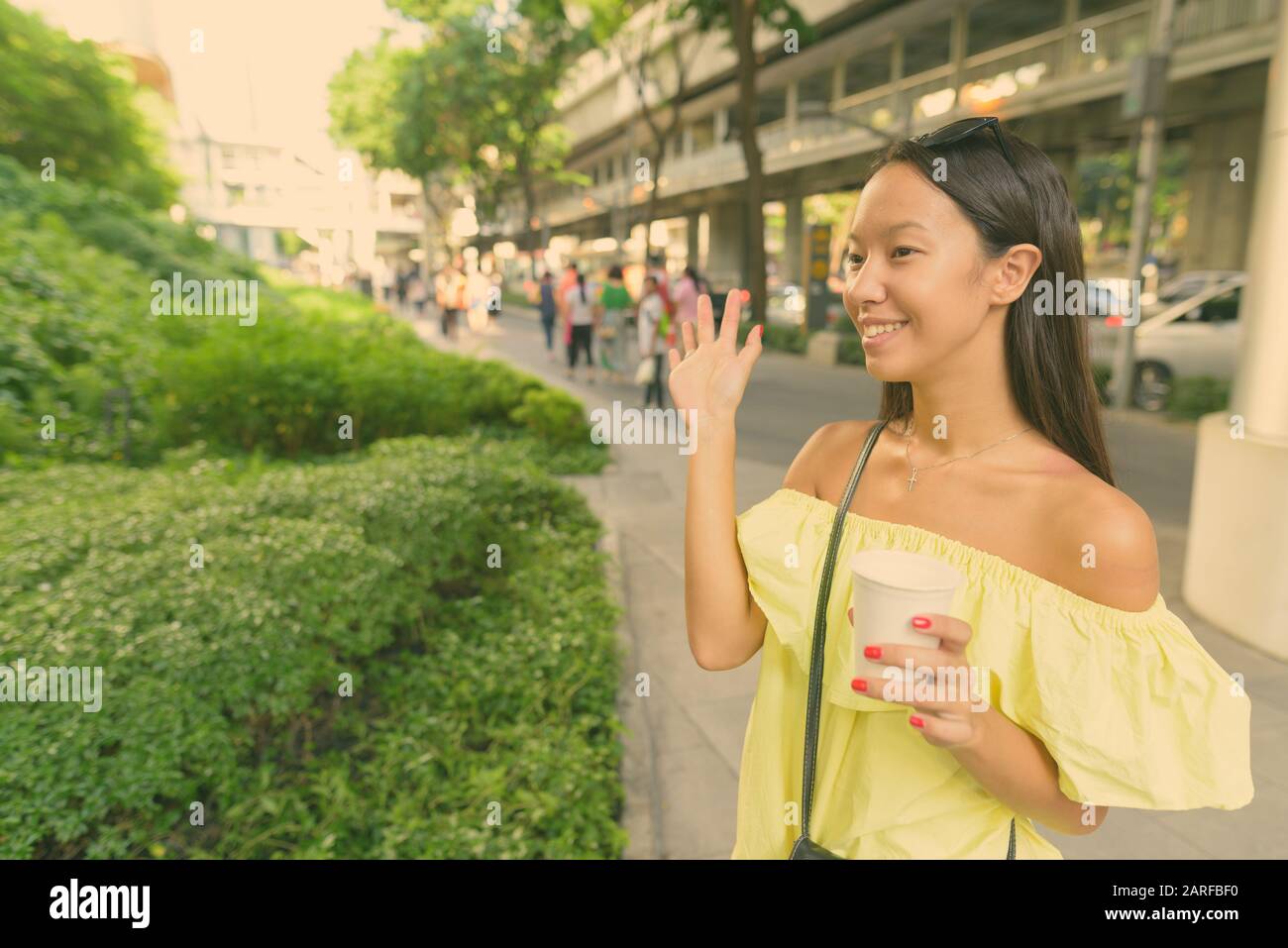 Junge, schöne Touristenfrau, die die Stadt erkundet Stockfoto