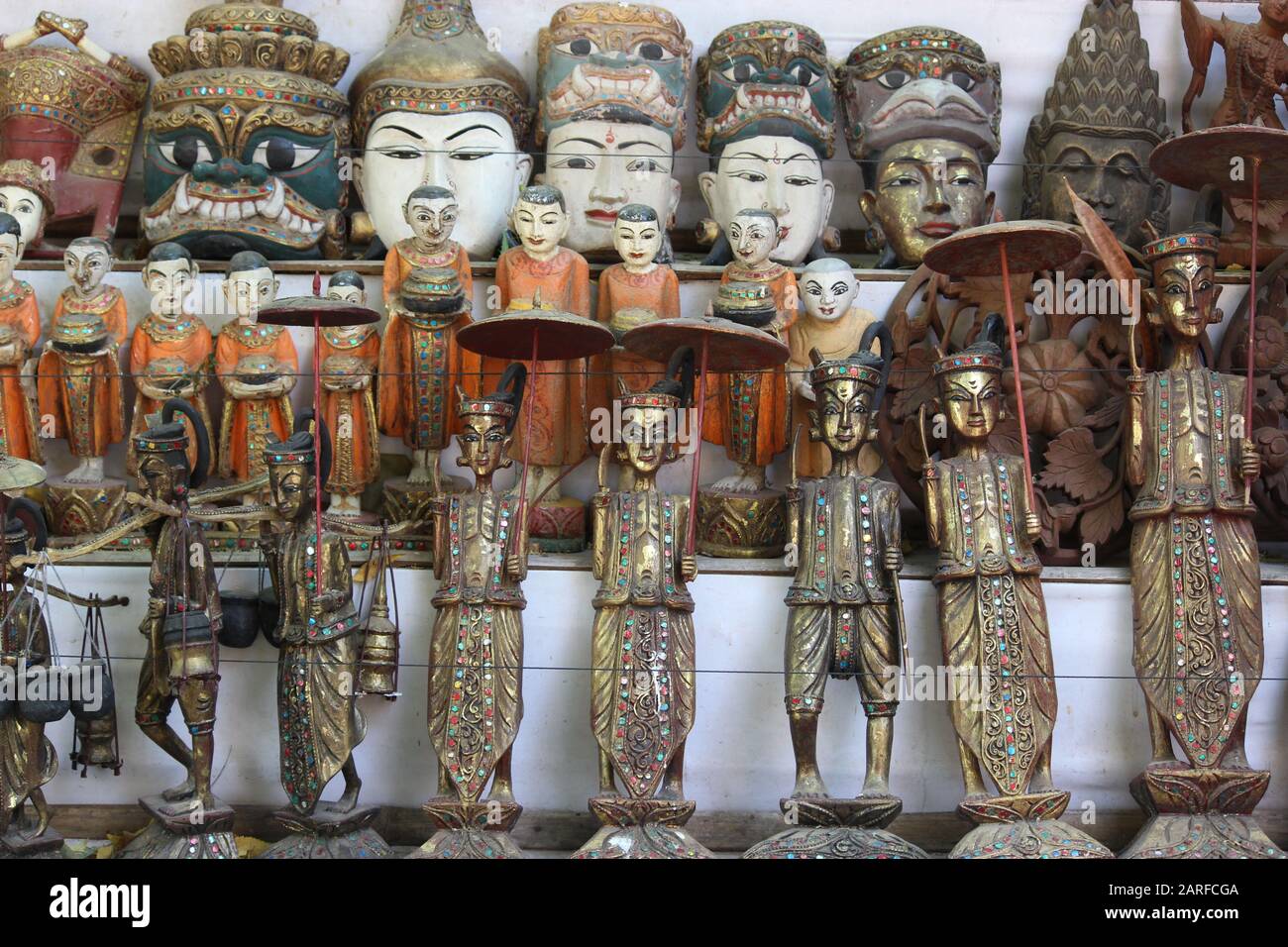 Traditionelle birmanische Statuen und Masken Stockfoto