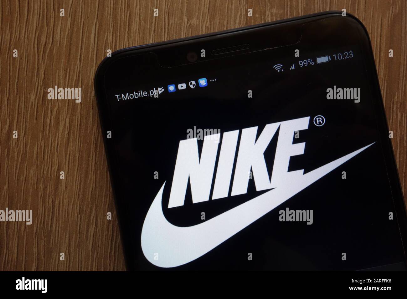 Das Nike Logo wird auf einem modernen Smartphone angezeigt Stockfoto