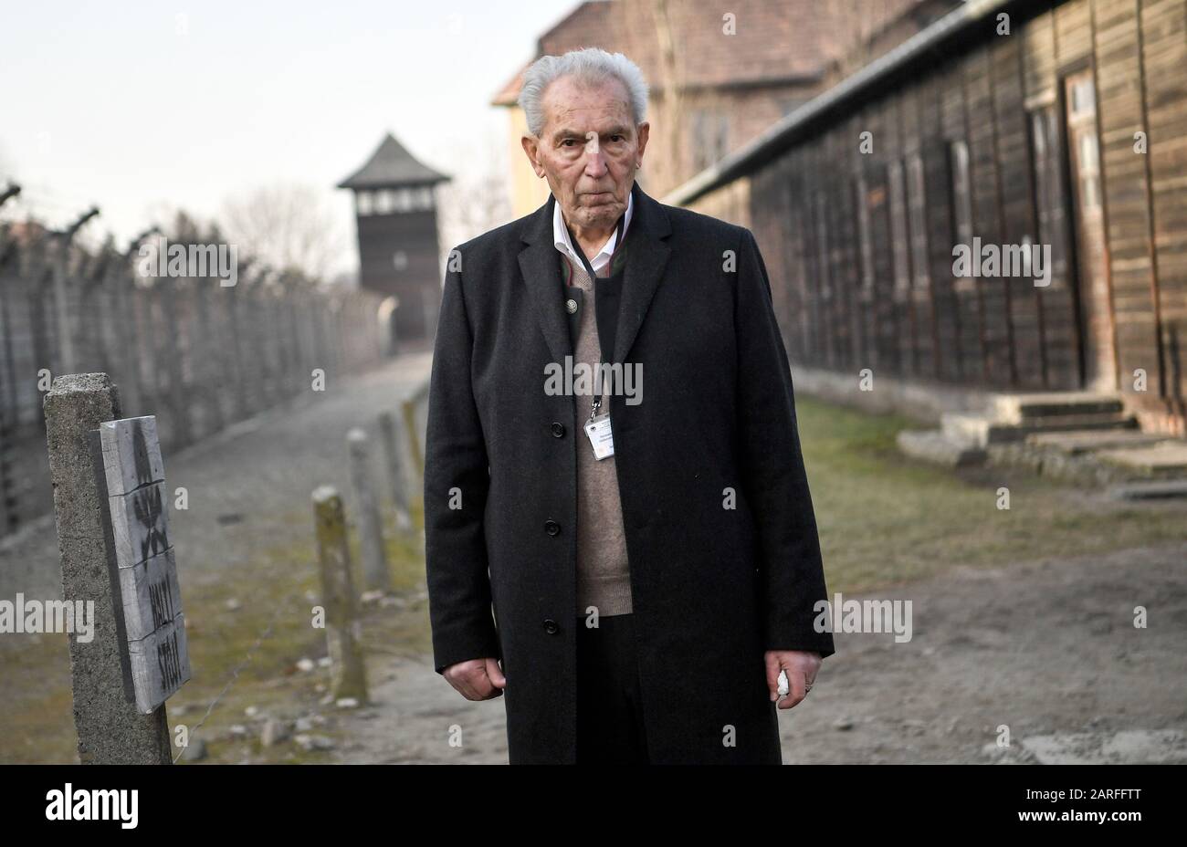 Berlin, Deutschland. Januar 2020. Hermann Höllenreiner, Holocaust-Überlebender besucht während des Gedenkens an den 75. Jahrestag der Befreiung des ehemaligen deutschen Konzentrationslagers Auschwitz das ehemalige deutsche nationalsozialistische Konzentrations- und Vernichtungslager Auschwitz-Birkenau. Credit: Britta Pedersen / dpa-Zentralbild / dpa / Alamy Live News Stockfoto