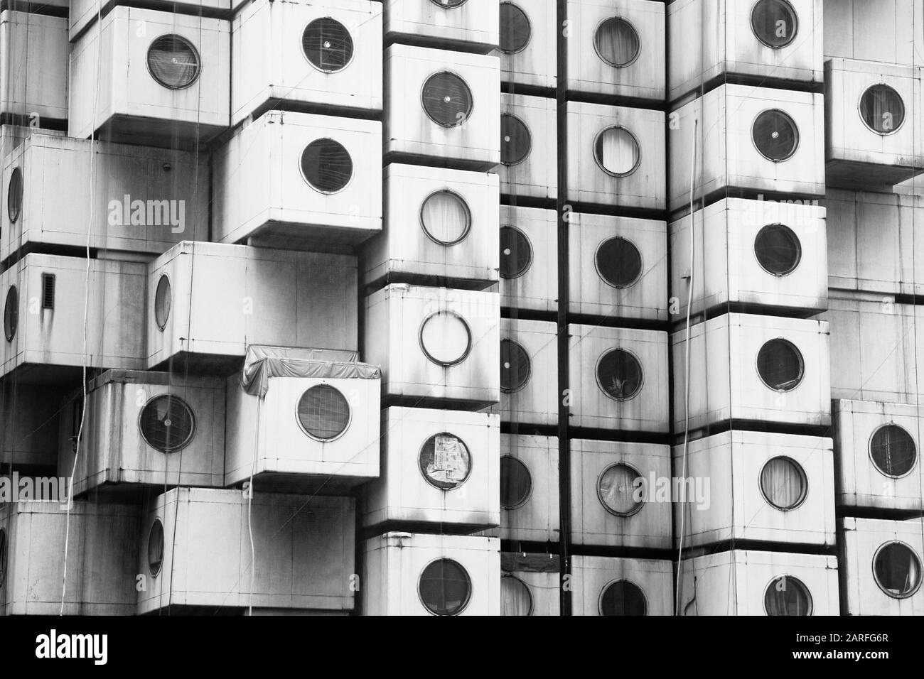 Tokio, JAPAN - 22. JUNI 2016: Der kultige Nakagin Capsule Tower in Shimbashi, Tokio. 1972 erbaut von Kisho Kurosawa und einem seltenen überlieferten Prüfling Stockfoto