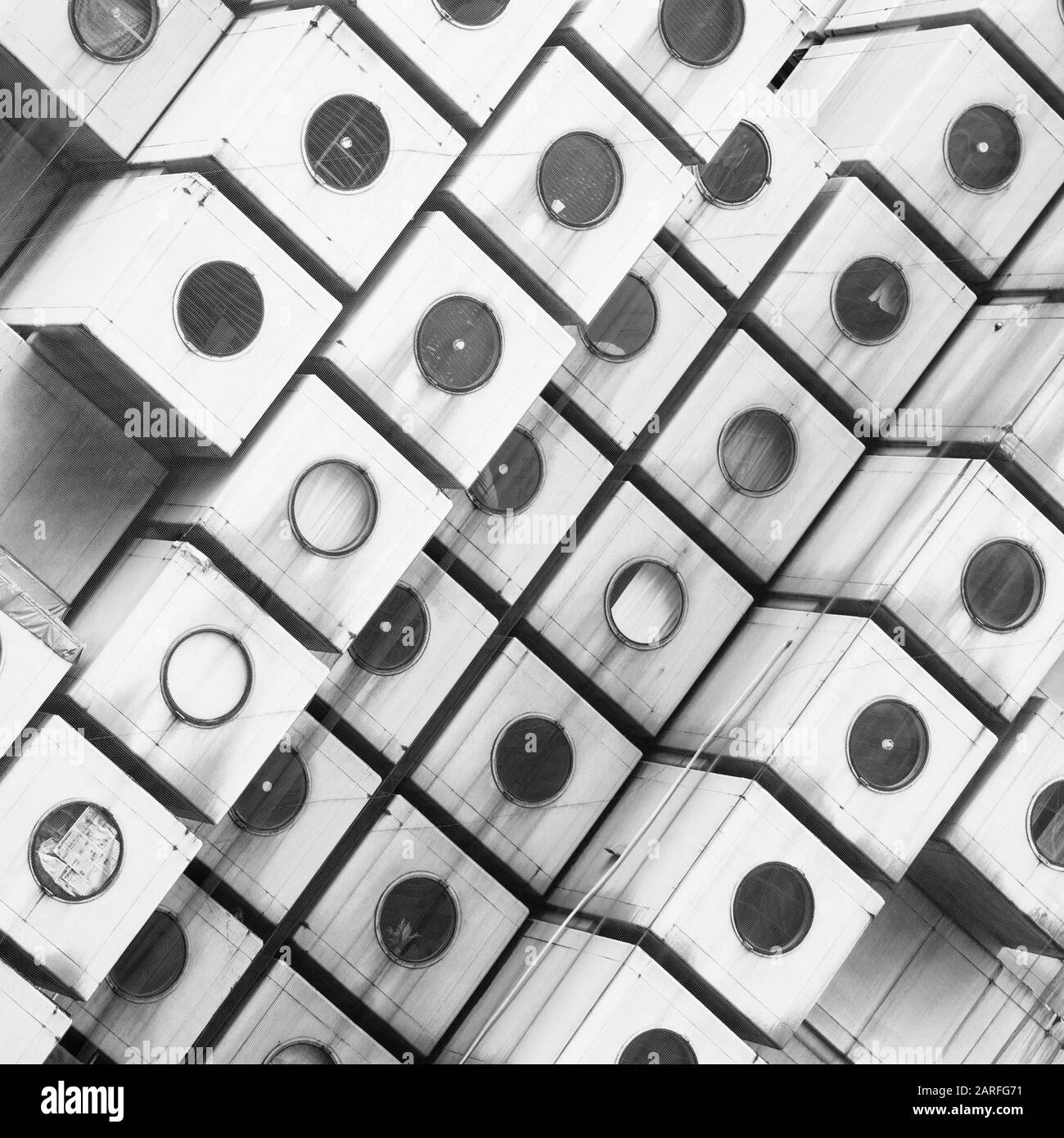 Tokio, JAPAN - 22. JUNI 2016: Der kultige Nakagin Capsule Tower in Shimbashi, Tokio. 1972 erbaut von Kisho Kurosawa und einem seltenen überlieferten Prüfling Stockfoto