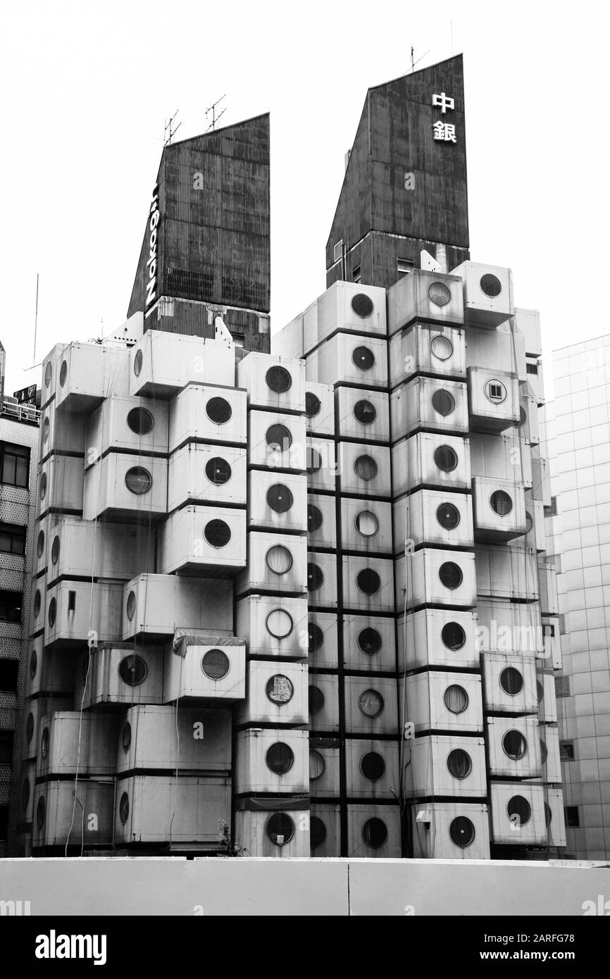 Tokio, JAPAN - 22. JUNI 2016: Der kultige Nakagin Capsule Tower in Shimbashi, Tokio. 1972 erbaut von Kisho Kurosawa und einem seltenen überlieferten Prüfling Stockfoto