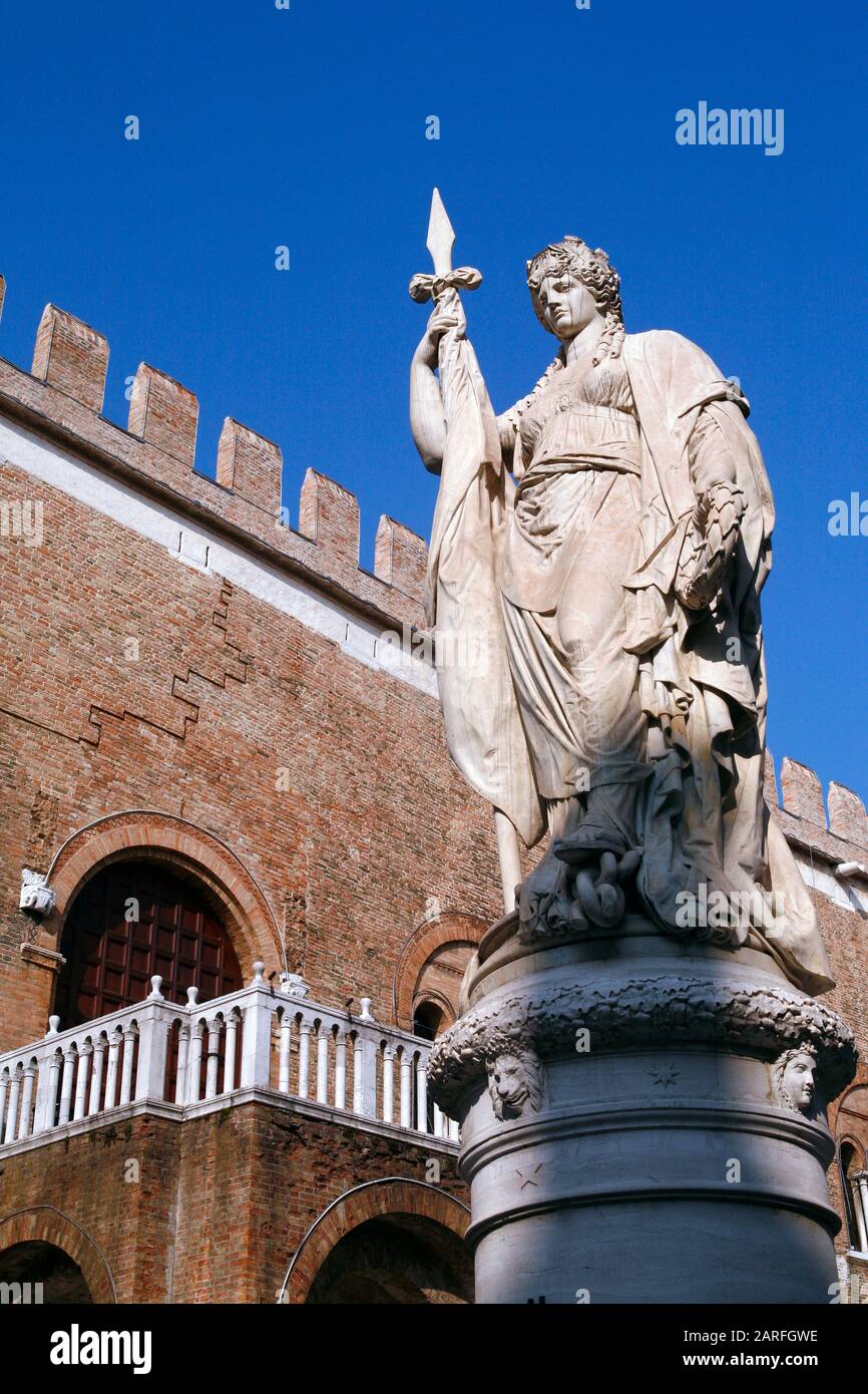 Italien Veneto Trevisio Piazza Dell'Indipentenza - Unabhängigkeitsdenkmal - Denkmal für die Toten für die Heimat oder Teresona Stockfoto