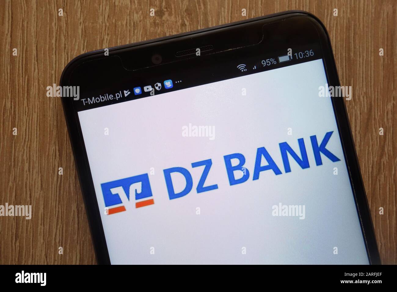 Das Logo der DZ Bank wird auf einem modernen Smartphone angezeigt Stockfoto