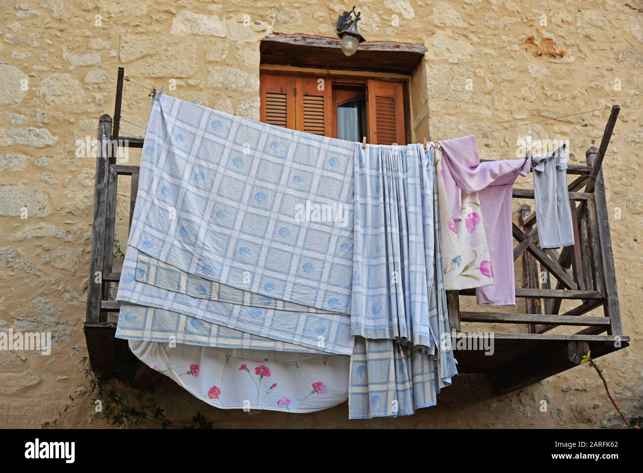 Wäsche zum Trocknen auf dem Balkon hängen. Stockfoto