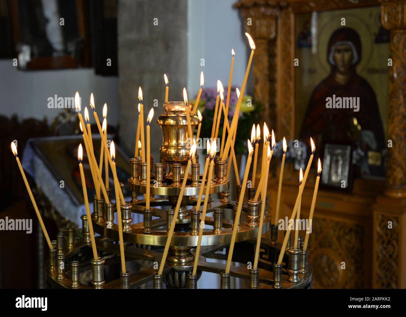 Kerzen, die auf einem runden Kerzenhalter im Tempel von Agia Paraskevi, Heraklion, Crete, Griechenland brennen. Stockfoto