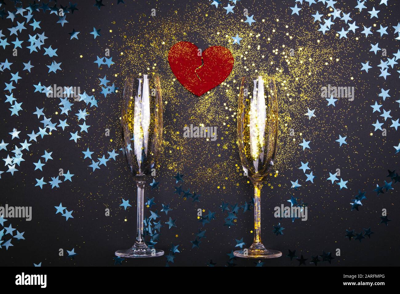 Zwei Champagnergläser mit gebrochener Herzform auf festlichem Hintergrund. Platz für Text kopieren. Stockfoto