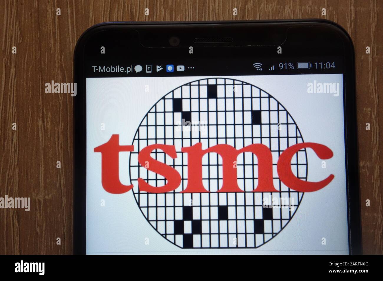 Das Logo der Taiwan Semiconductor Manufacturing Company Limited wird auf einem modernen Smartphone angezeigt Stockfoto
