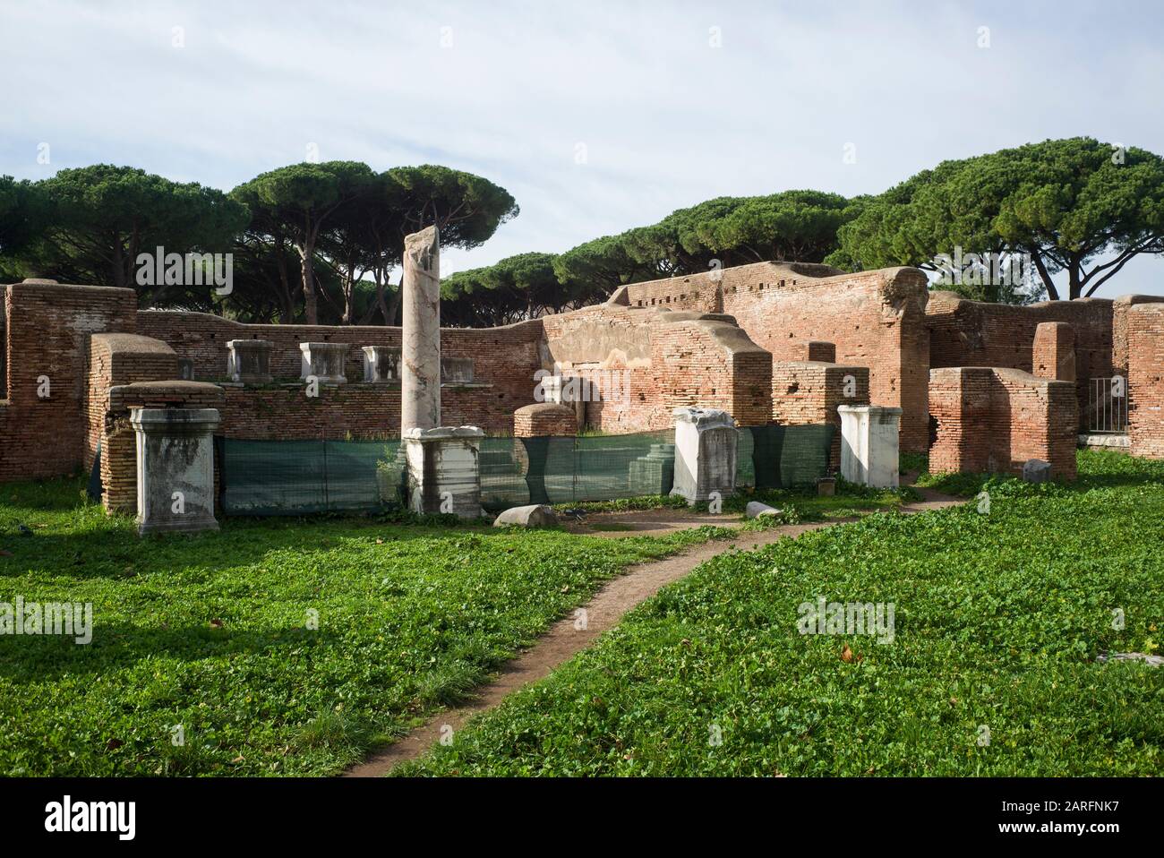 Rom. Italien. Ostia Antica. Caserma dei Vigili (Kaserne der Feuerwehr). Das Augusteum (Schrein des Kaiserkults). Regio II Stockfoto