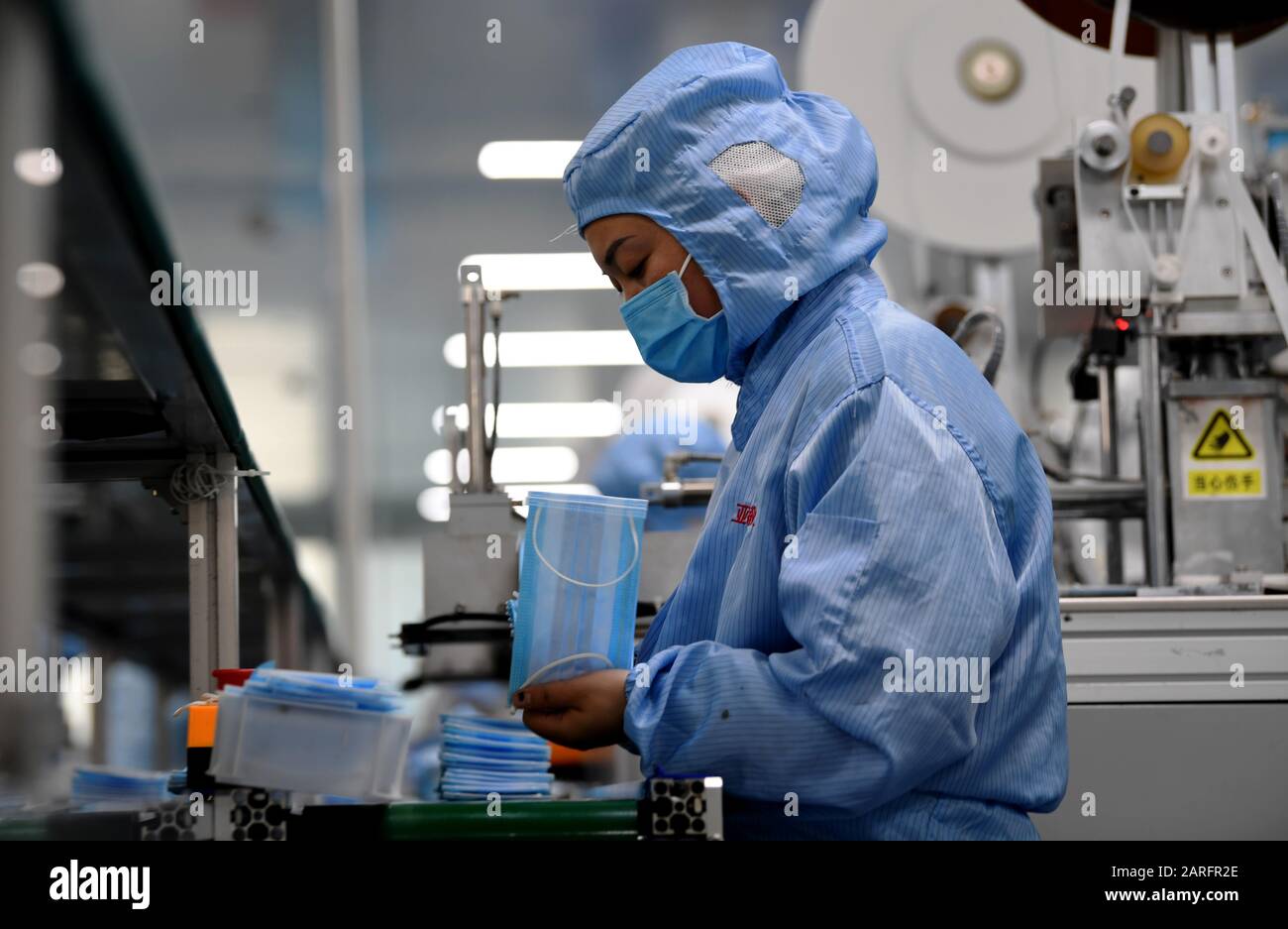 (200128) -- ZHENGZHOU, 28. Januar 2020 (Xinhua) -- EIN Arbeiter stellt Gesichtsmasken in der Werkstatt eines Unternehmens in Changyuan, der zentralchinesischen Provinz Henan, 27. Januar 2020 her. Um den Ausbruch einer Lungenentzündung durch neuartige Coronavirus zu bekämpfen, eilten Arbeiter von 42 medizinischen Materialunternehmen in Henan zurück zur Arbeit, um Schutzmasken, Kleidung und andere Schutzausrüstungen anzufertigen, um die Versorgung zu garantieren. Die Stadt produzierte derzeit täglich 1,65 Millionen Masken und 5.000 Schutzanzüge, von denen 80 Prozent nach Wuhan der Provinz Hubei transportiert wurden. (Foto von Hao Yuan/Xinhua) Stockfoto