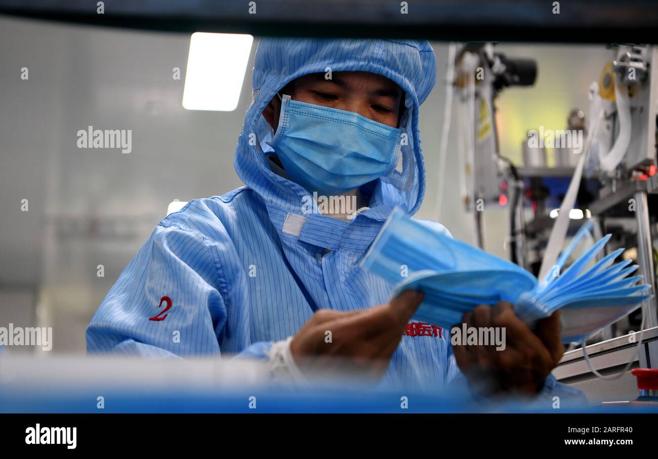 (200128) -- ZHENGZHOU, 28. Januar 2020 (Xinhua) -- EIN Arbeiter stellt Gesichtsmasken in der Werkstatt eines Unternehmens in Changyuan, der zentralchinesischen Provinz Henan, 27. Januar 2020 her. Um den Ausbruch einer Lungenentzündung durch neuartige Coronavirus zu bekämpfen, eilten Arbeiter von 42 medizinischen Materialunternehmen in Henan zurück zur Arbeit, um Schutzmasken, Kleidung und andere Schutzausrüstungen anzufertigen, um die Versorgung zu garantieren. Die Stadt produzierte derzeit täglich 1,65 Millionen Masken und 5.000 Schutzanzüge, von denen 80 Prozent nach Wuhan der Provinz Hubei transportiert wurden. (Foto von Hao Yuan/Xinhua) Stockfoto