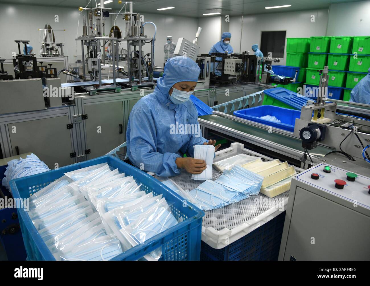 (200128) -- QINGDAO, 28. Januar 2020 (Xinhua) -- Arbeiter stellen Gesichtsmasken in der Werkstatt eines biologischen Ingenieurunternehmens in Qingdao, der ostchinesischen Provinz Shandong, am 28. Januar 2020 her. Um den Ausbruch einer Lungenentzündung durch neuartige Coronavirus zu bekämpfen, gaben Arbeiter vieler medizinischer Materialunternehmen in Qingdao ihre Frühlings-Festtage auf und eilten zurück zur Arbeit, um Schutzmasken und andere Schutzausrüstungen für die Versorgung zu fertigen. (Xinhua/Li Ziheng) Stockfoto