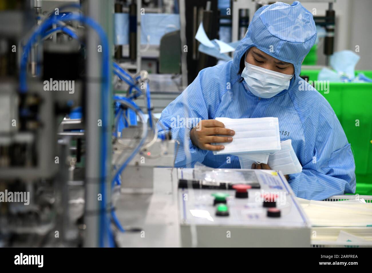 (200128) - QINGDAO, 28. Januar 2020 (Xinhua) - ein Arbeiter stellt Gesichtsmasken in der Werkstatt eines biologischen Ingenieurunternehmens in Qingdao, der ostchinesischen Provinz Shandong, 28. Januar 2020 her. Um den Ausbruch einer Lungenentzündung durch neuartige Coronavirus zu bekämpfen, gaben Arbeiter vieler medizinischer Materialunternehmen in Qingdao ihre Frühlings-Festtage auf und eilten zurück zur Arbeit, um Schutzmasken und andere Schutzausrüstungen für die Versorgung zu fertigen. (Xinhua/Li Ziheng) Stockfoto