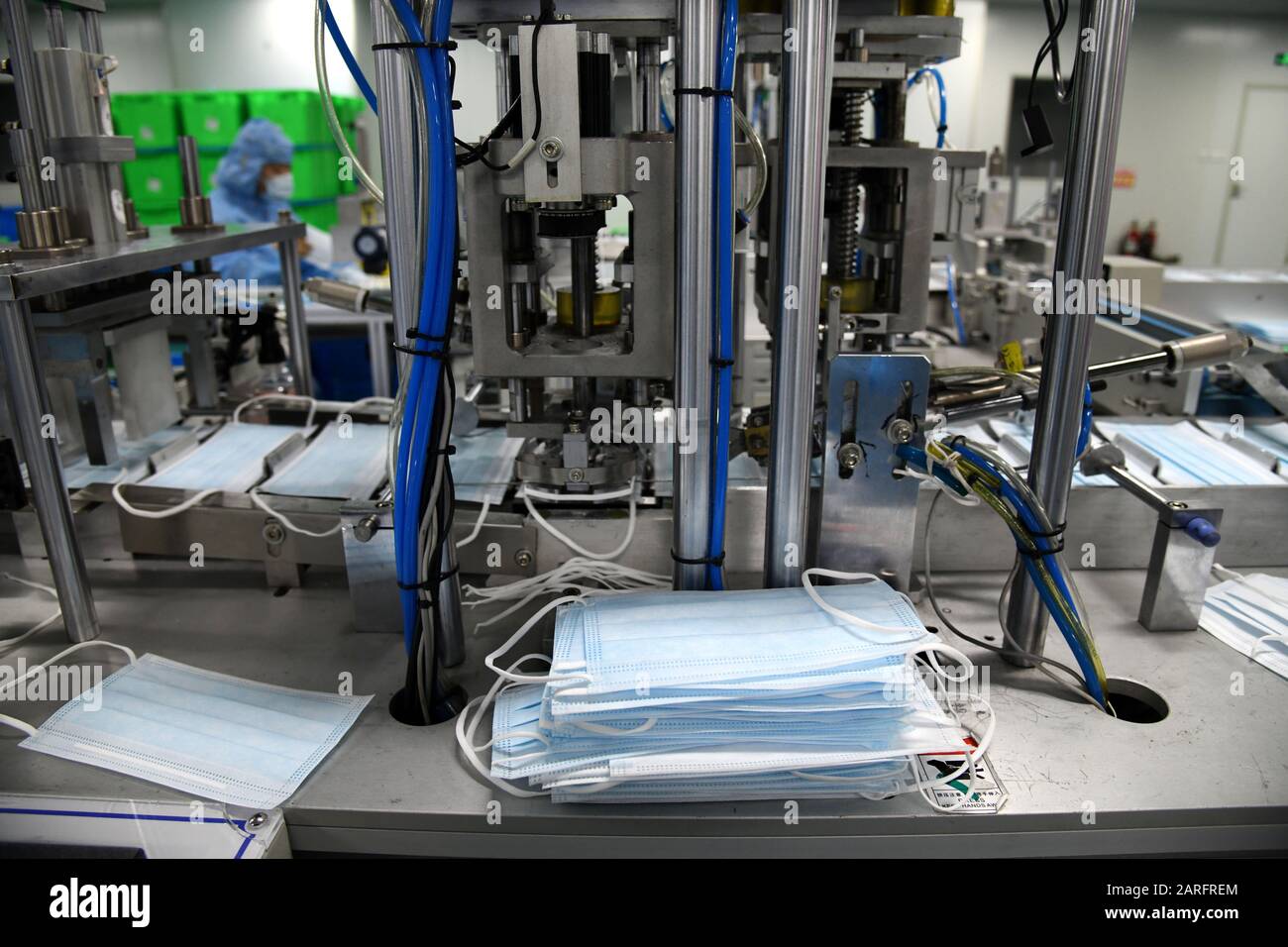 (200128) - QINGDAO, 28. Januar 2020 (Xinhua) - ein Arbeiter stellt Gesichtsmasken in der Werkstatt eines biologischen Ingenieurunternehmens in Qingdao, der ostchinesischen Provinz Shandong, 28. Januar 2020 her. Um den Ausbruch einer Lungenentzündung durch neuartige Coronavirus zu bekämpfen, gaben Arbeiter vieler medizinischer Materialunternehmen in Qingdao ihre Frühlings-Festtage auf und eilten zurück zur Arbeit, um Schutzmasken und andere Schutzausrüstungen für die Versorgung zu fertigen. (Xinhua/Li Ziheng) Stockfoto
