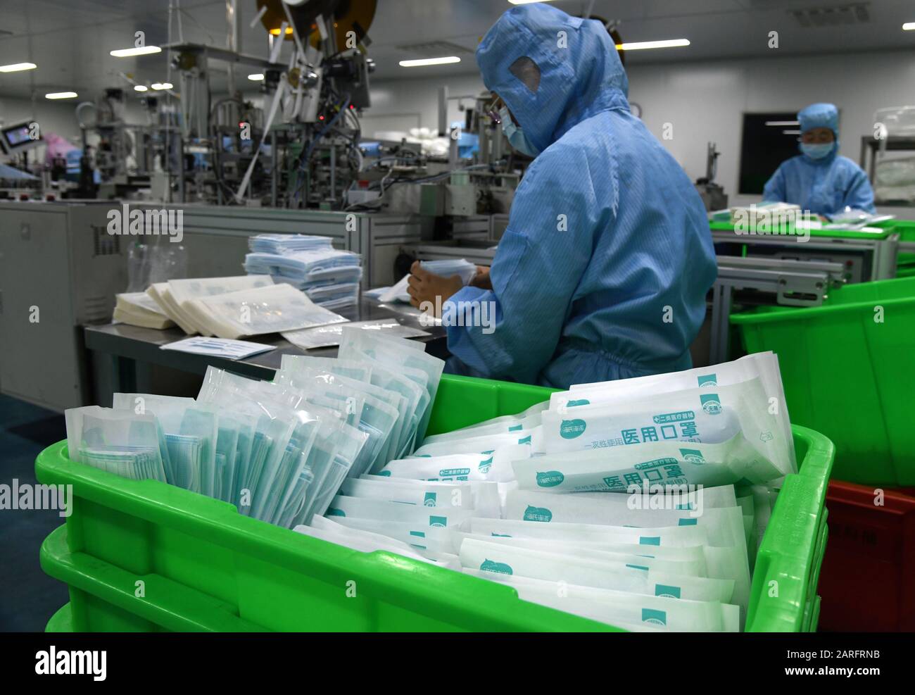 (200128) -- QINGDAO, 28. Januar 2020 (Xinhua) -- Arbeiter stellen Gesichtsmasken in der Werkstatt eines biologischen Ingenieurunternehmens in Qingdao, der ostchinesischen Provinz Shandong, am 28. Januar 2020 her. Um den Ausbruch einer Lungenentzündung durch neuartige Coronavirus zu bekämpfen, gaben Arbeiter vieler medizinischer Materialunternehmen in Qingdao ihre Frühlings-Festtage auf und eilten zurück zur Arbeit, um Schutzmasken und andere Schutzausrüstungen für die Versorgung zu fertigen. (Xinhua/Li Ziheng) Stockfoto