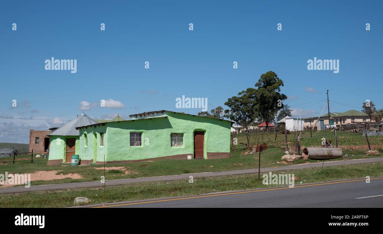 Kwazulu Natal, Südafrika. März 2019. Farbenfrohes grün bemaltes Haus im ländlichen Kwazulu Natal, Wild Coast, Südafrika Stockfoto