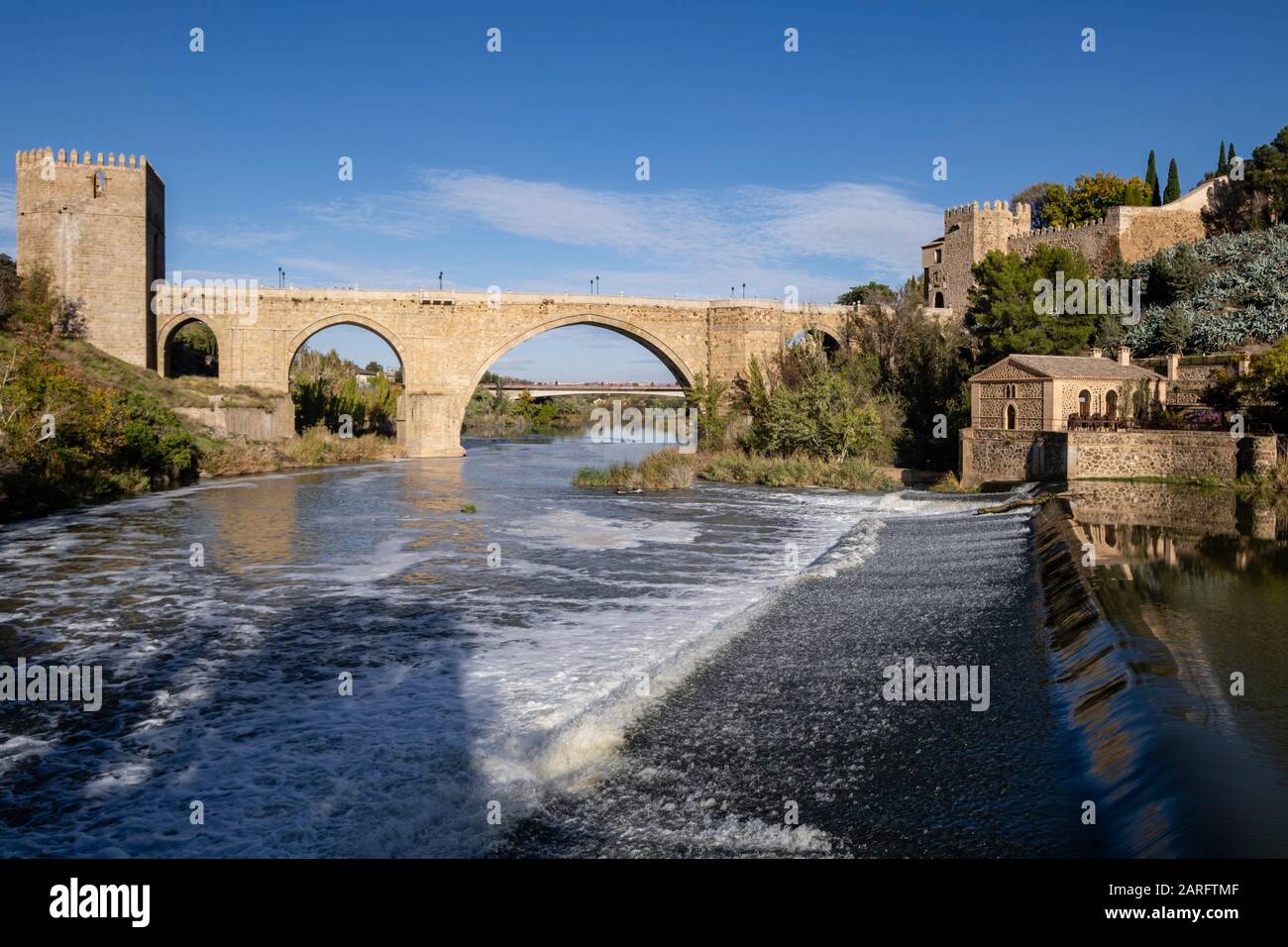 Puente de San Martín, puente Mittelaltersobre el río Tajo, Toledo, Castilla-La Mancha, Spanien. Stockfoto
