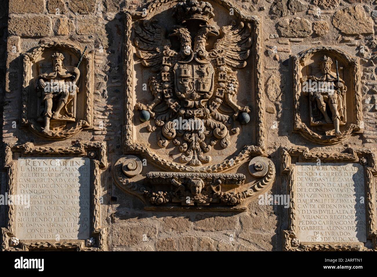 Escudo Imperial Flanqueado por dos reyes, torreon almenado, puente de San Martín, puente Mittelaltersobre el río Tajo, Toledo, Castilla-La Mancha, Stockfoto