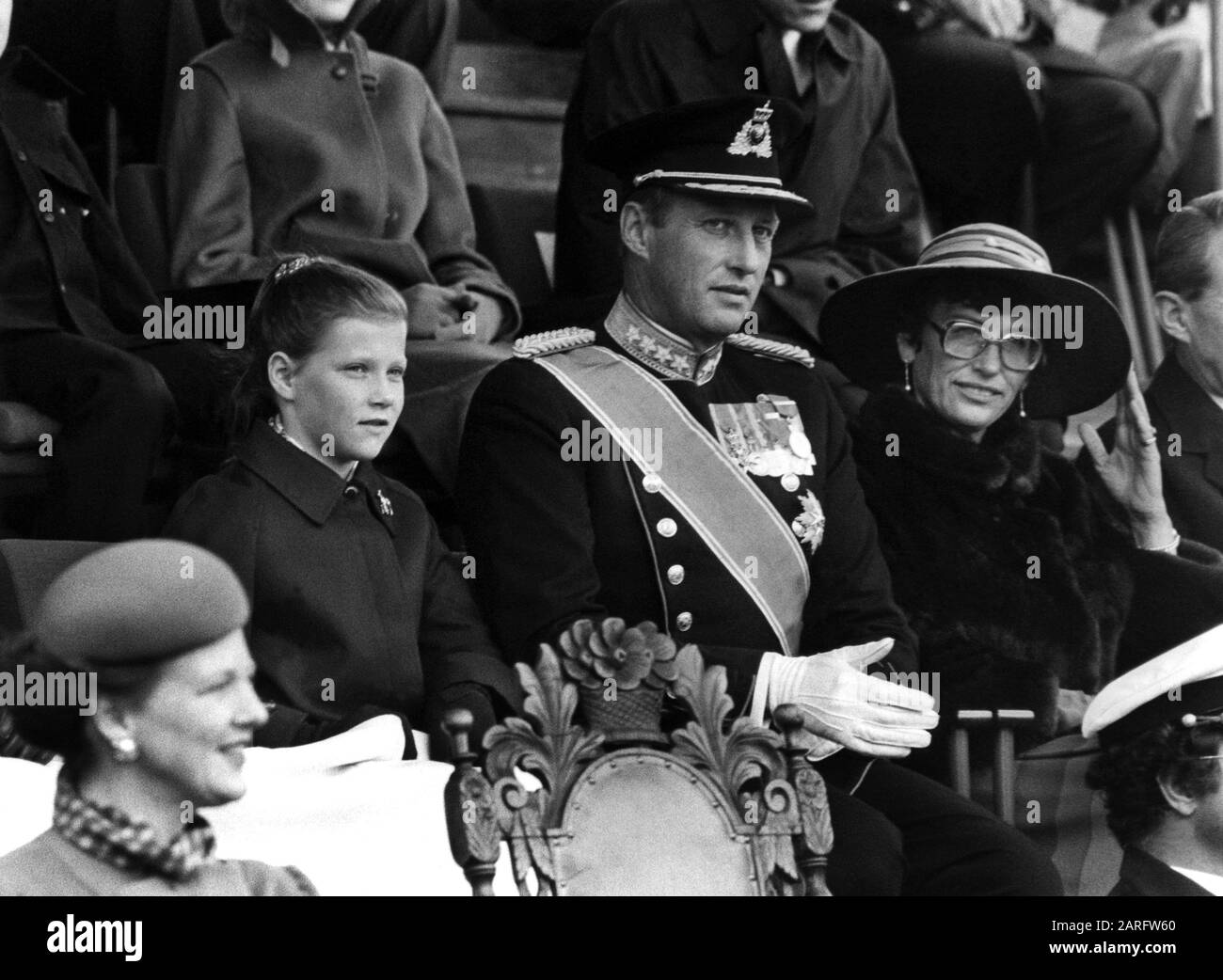 König HARALD von Norwegen mit Tochter Märtha Louise und Schwester Prinzessin Ragnhild auf der Tribüne Stockfoto