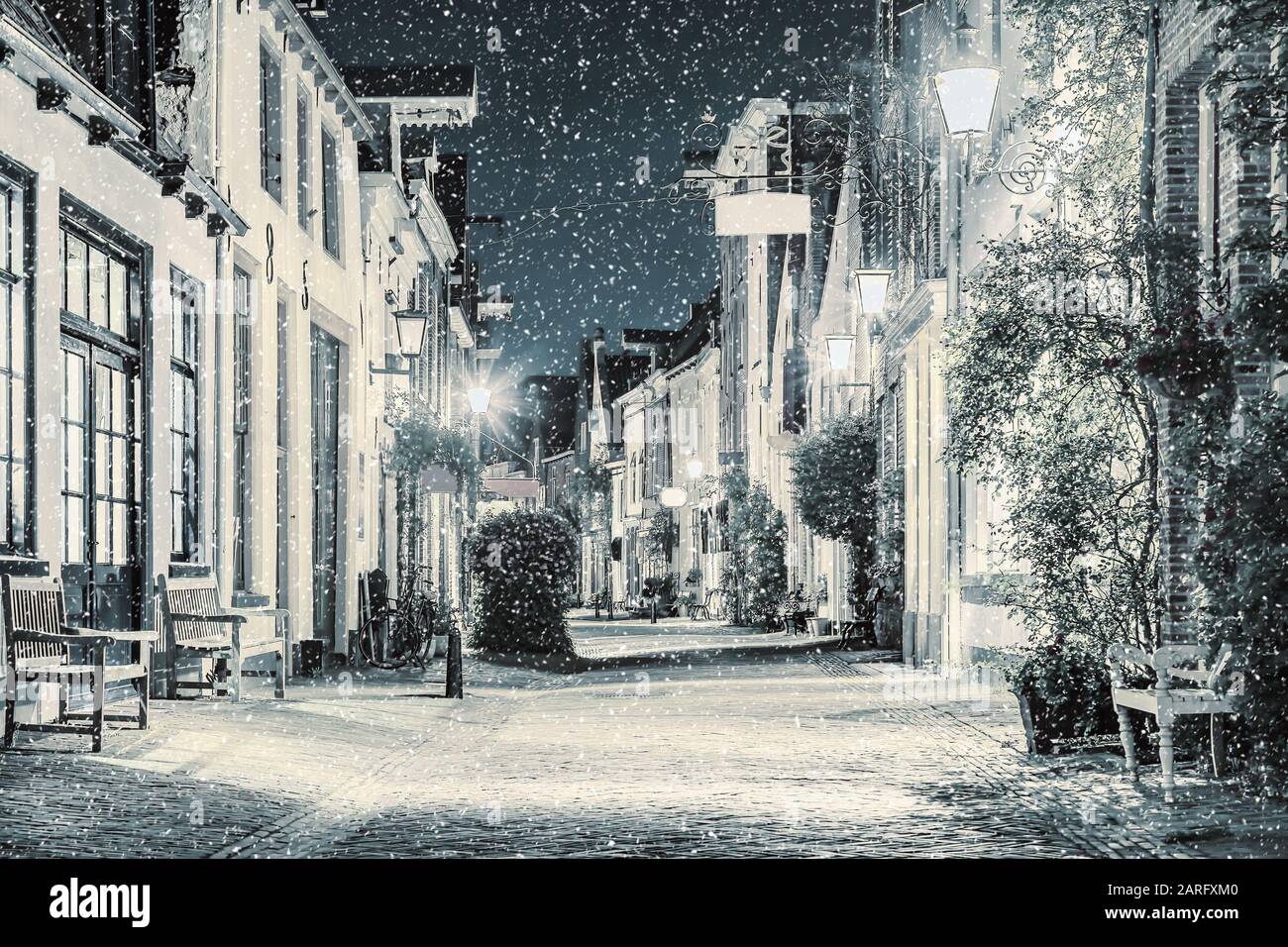 Die berühmte Einkaufsstraße Old Walstraat mit Schneefall im niederländischen Stadtzentrum von Deventer, Niederlande Stockfoto