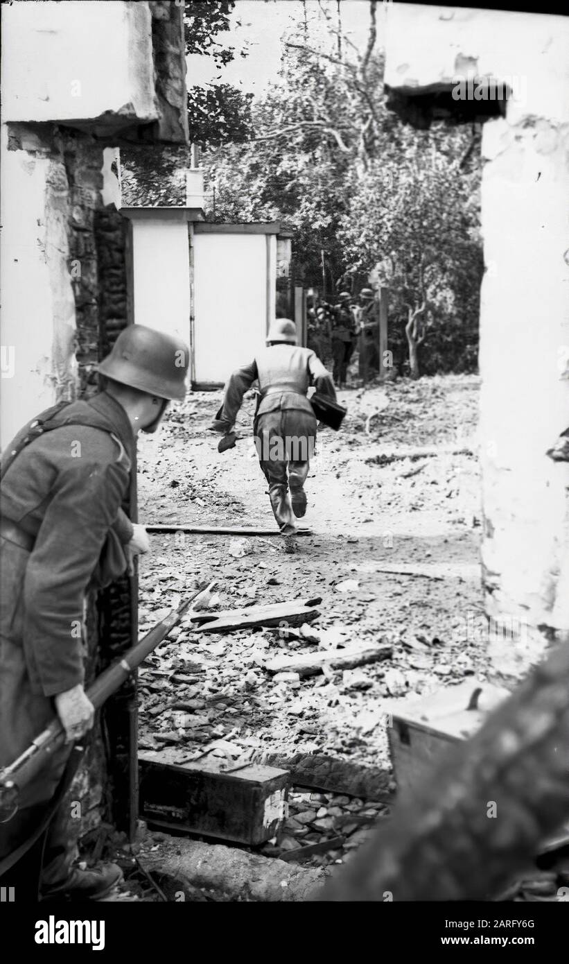 Deutsche kämpfen in Osterbeek, Niederlande gegen die britische 1st Airborne Division, Operation Market-Garden, September 1944 Stockfoto