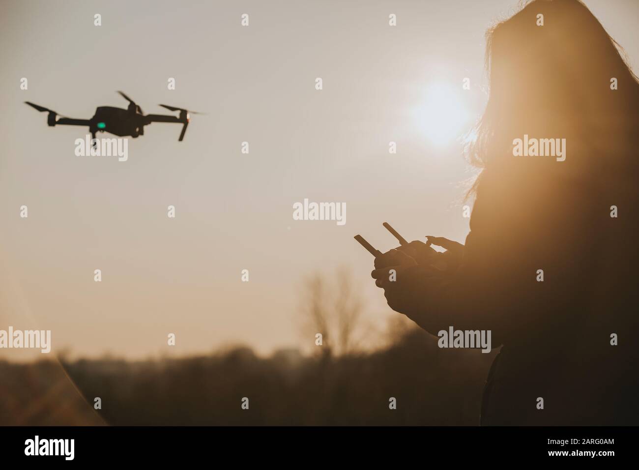 Ein nicht identifiziertes Mädchen, das eine UAV fliegt, wird auch als Drohne bezeichnet Stockfoto