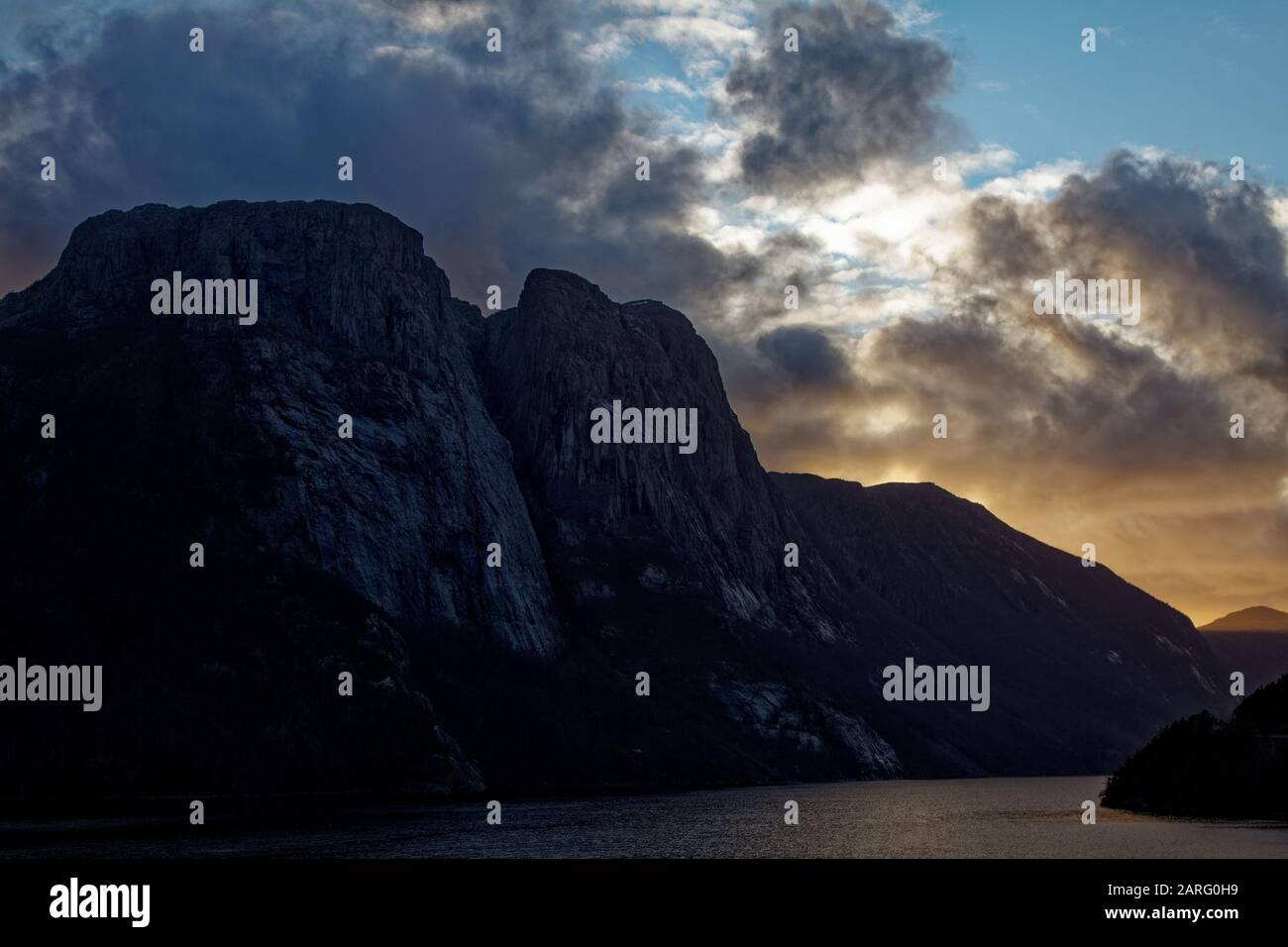 Leicht bewölkt Sonnenuntergang über dem See - Fjordähnliche Landschaft Stockfoto