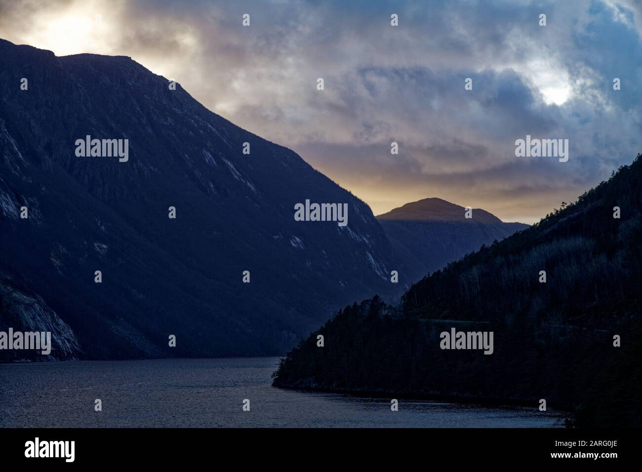 Leicht bewölkt Sonnenuntergang über dem See - Fjordähnliche Landschaft Stockfoto