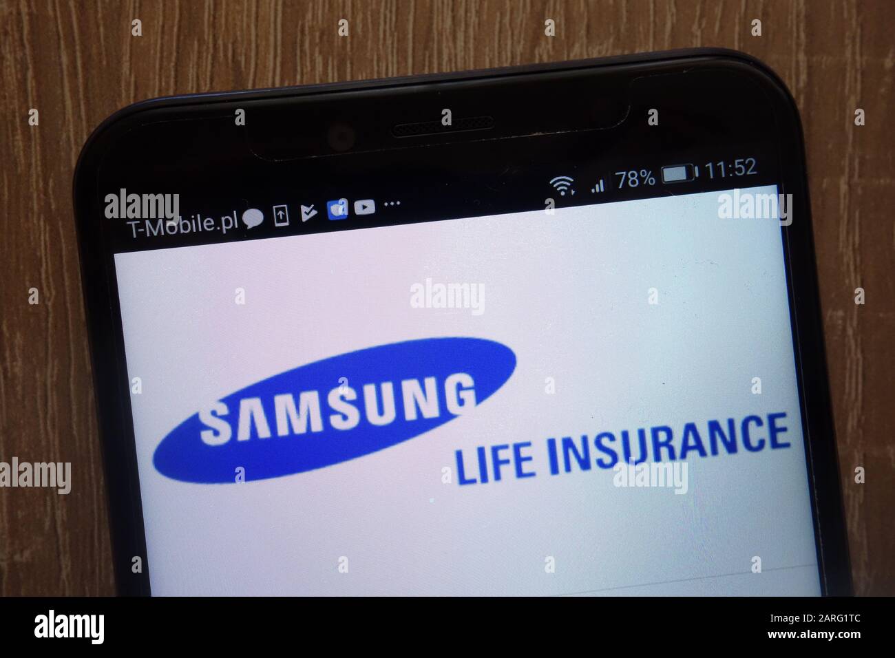 Das Samsung Life Insurance Logo wird auf einem modernen Smartphone angezeigt Stockfoto
