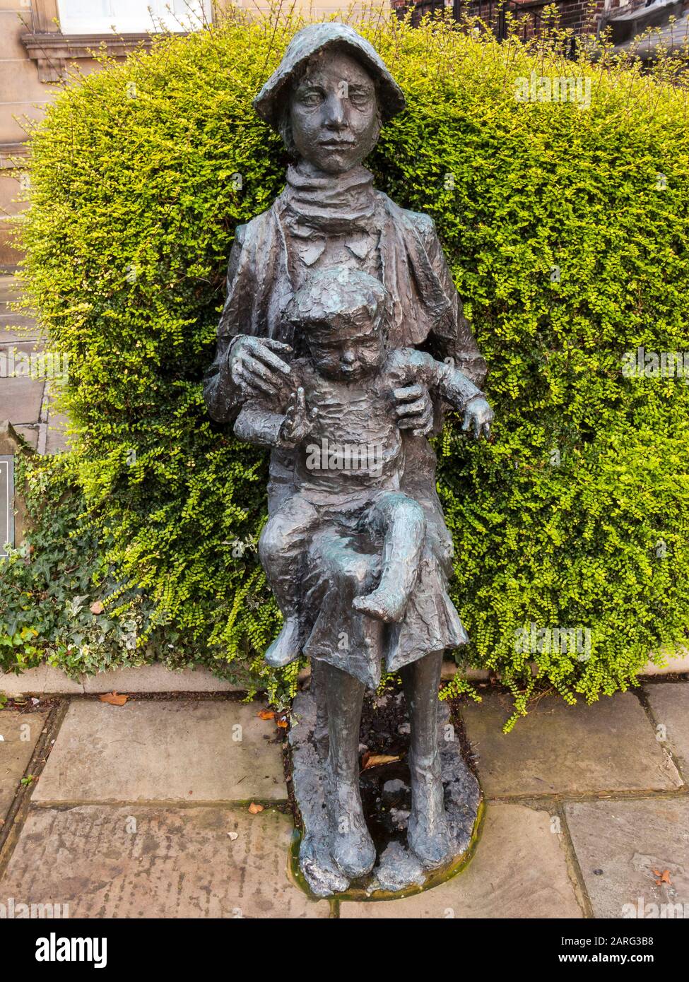 Mutter- und Kinderskulptur von George Fullard (1923 bis 1973), Sheffield Stockfoto